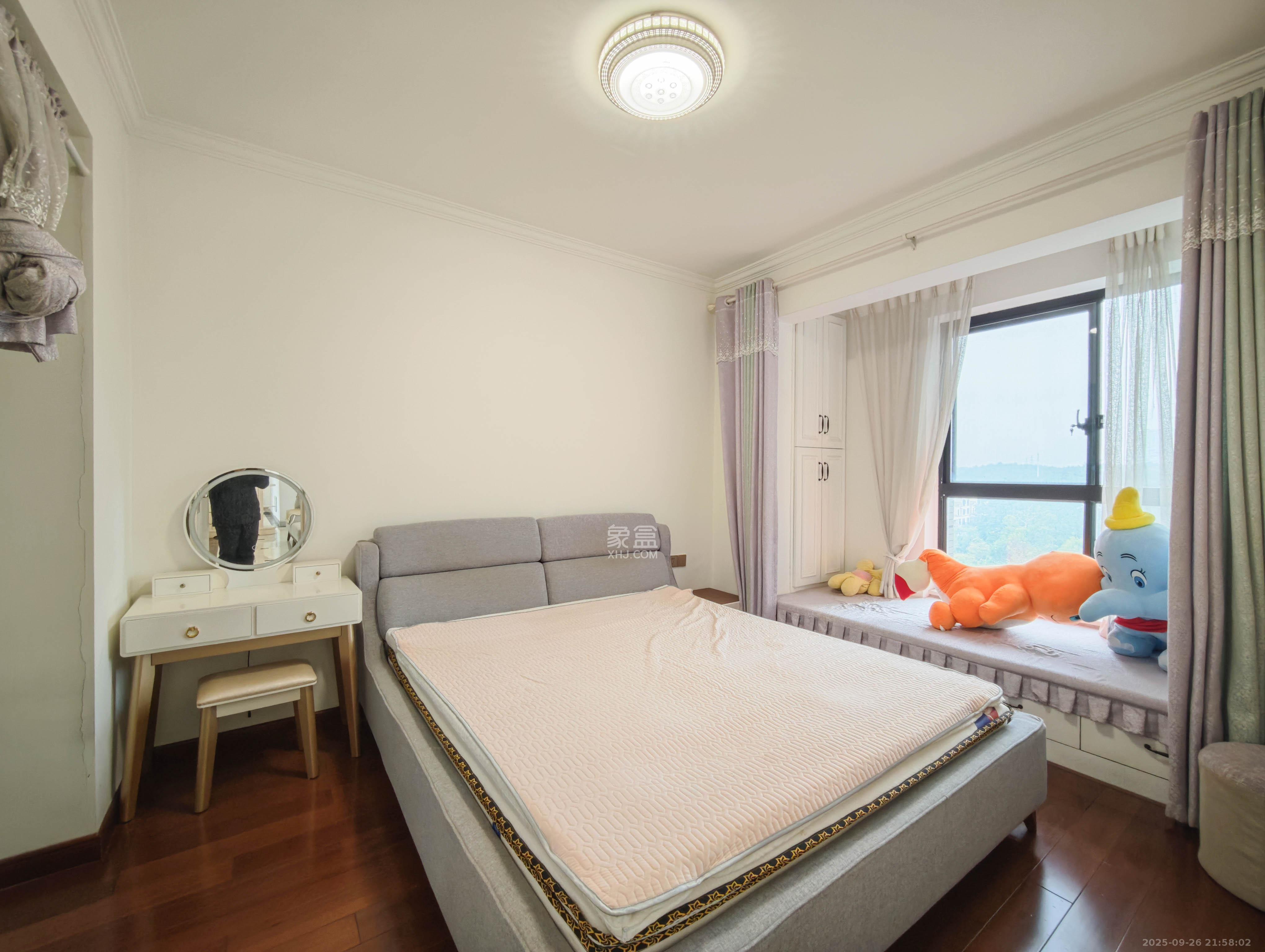 长房半岛蓝湾（观山月）  3室2厅2卫    104.0万卧室