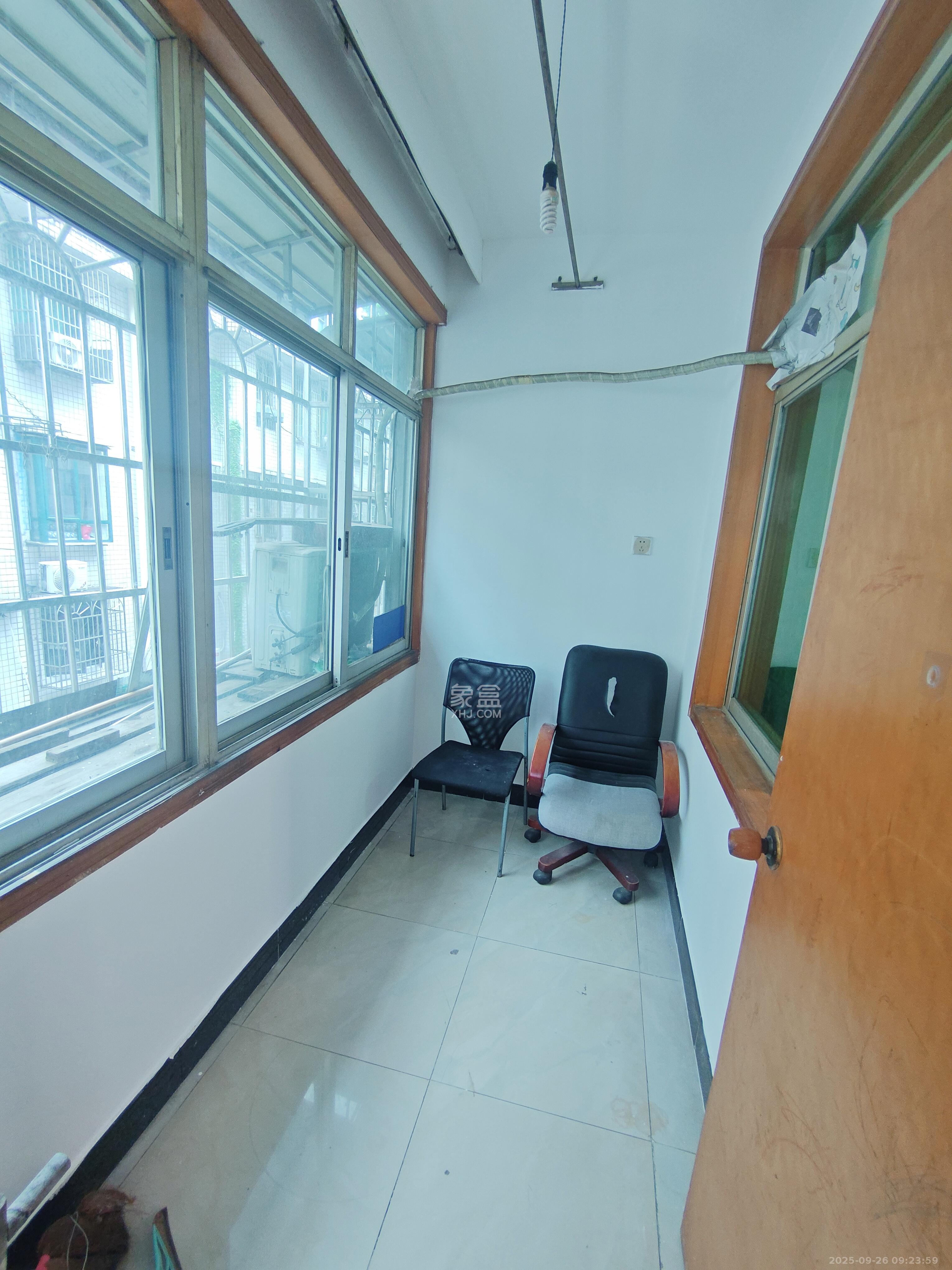 马王堆陶瓷城新合区  3室1厅1卫    1900.0元/月室内图