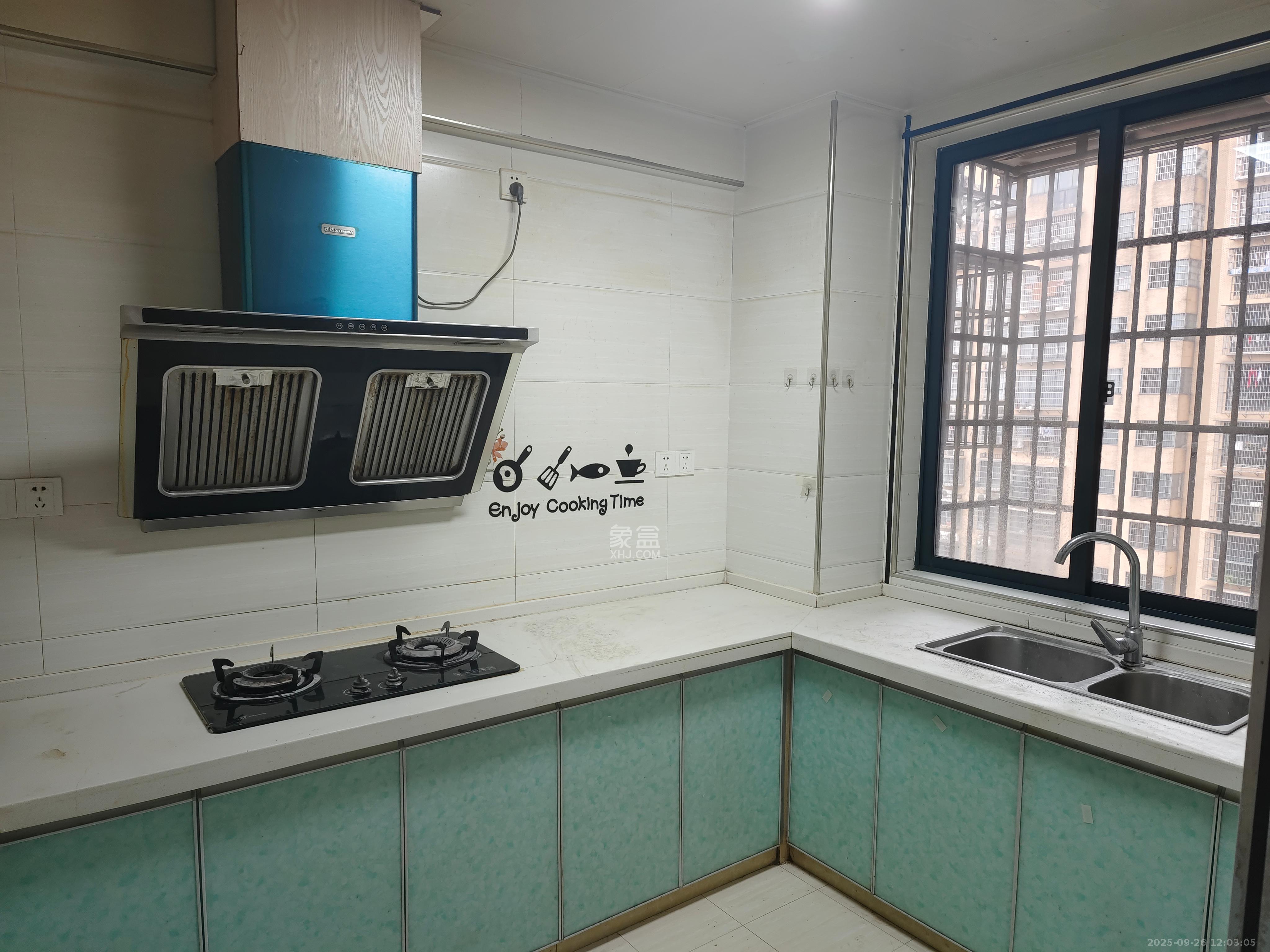 岳鞍阁小区  3室2厅2卫    1800.0元/月室内图