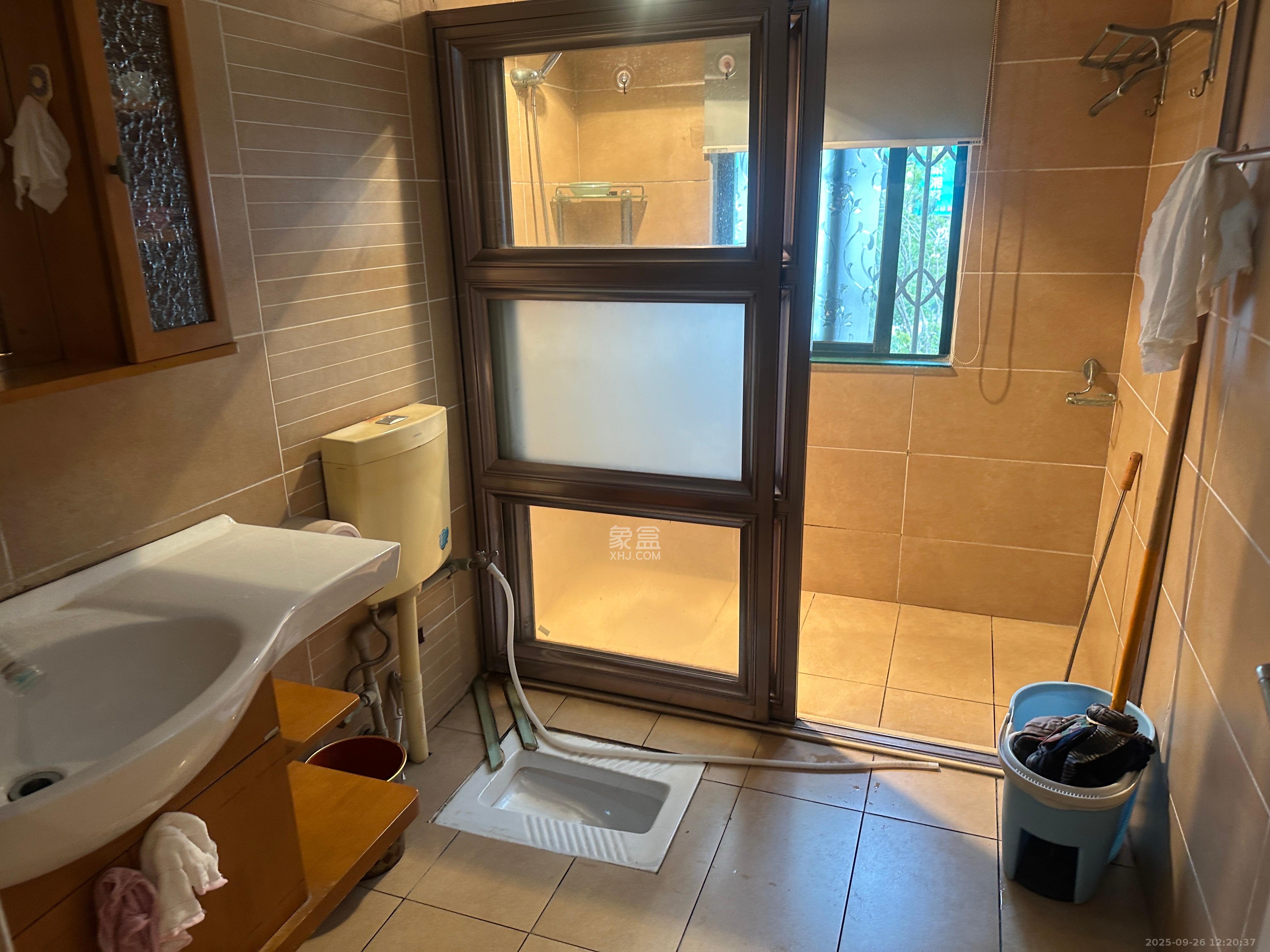 星城世家  3室2厅2卫    3000.0元/月室内图