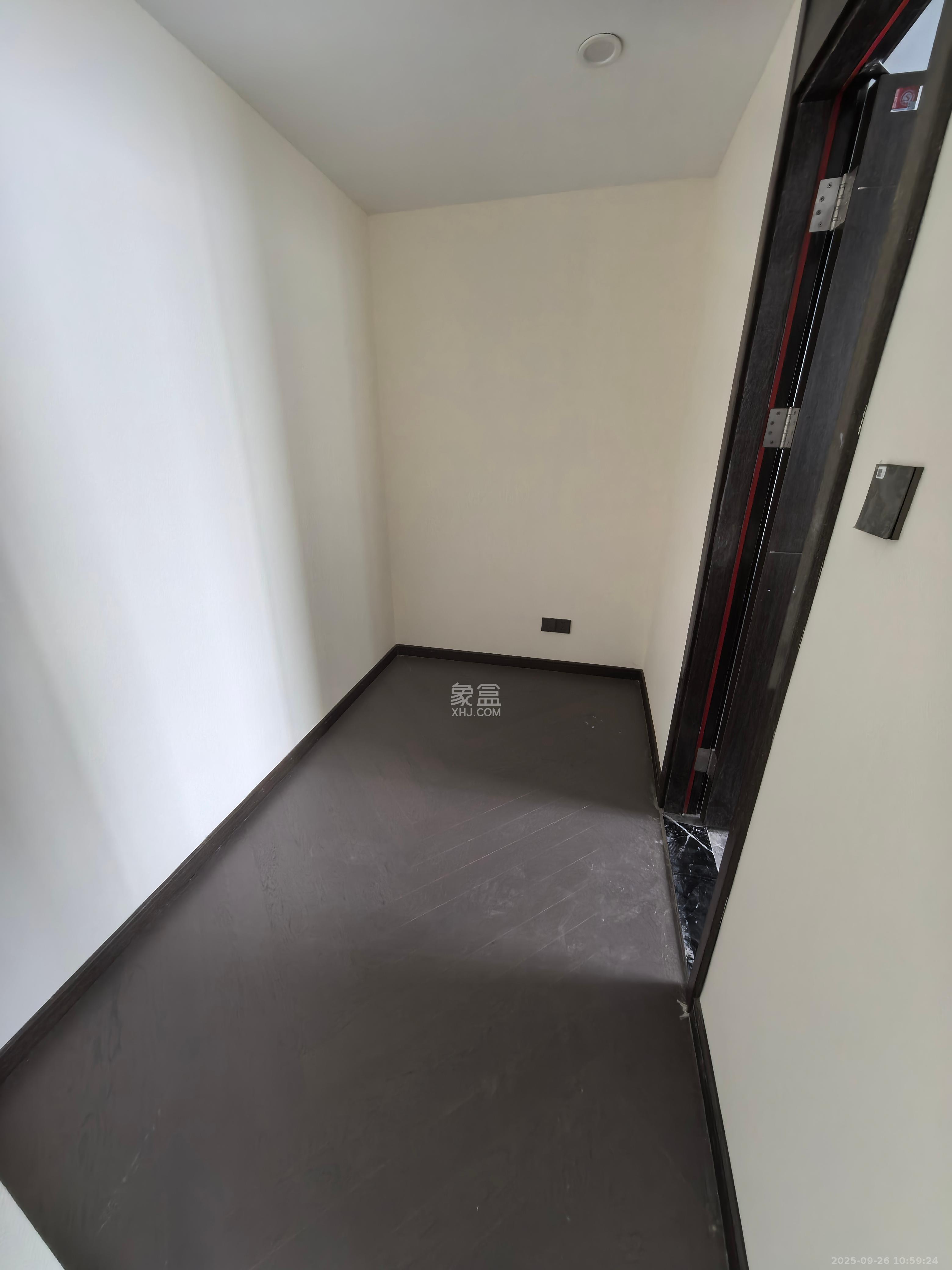 绿地V岛  4室2厅3卫    8000.0元/月室内图