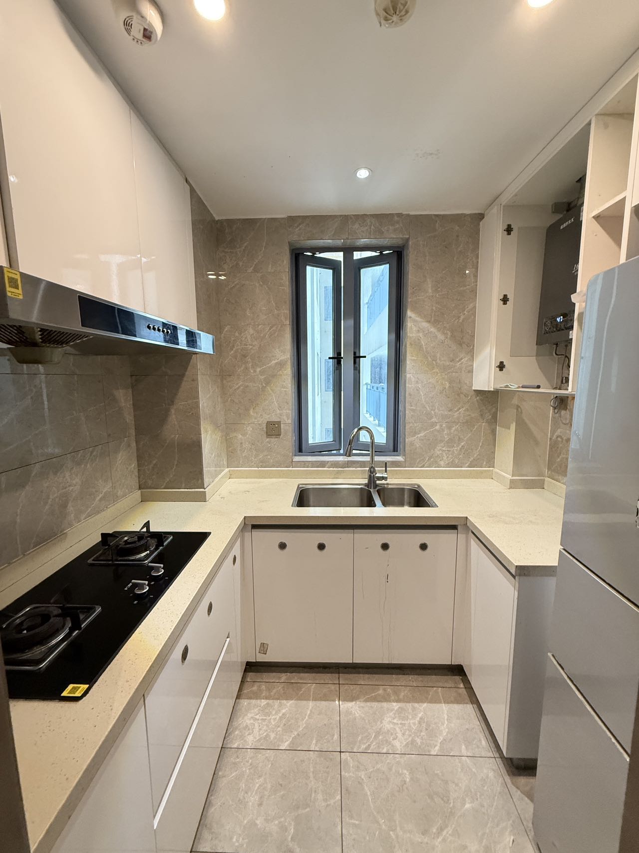 环球100宝龙城 3室2厅2卫 90.0万 环球100宝龙城 3室2厅2卫 90.0万客厅