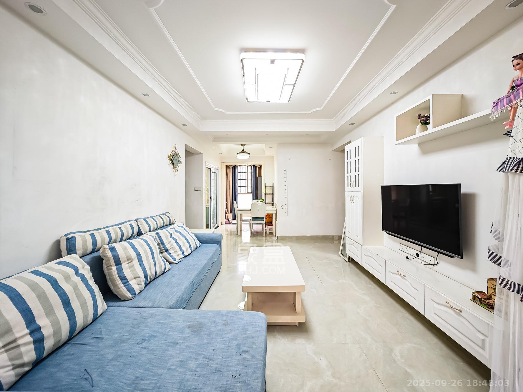 钱隆世家 3室2厅1卫 72.0万 钱隆世家 3室2厅1卫 72.0万客厅