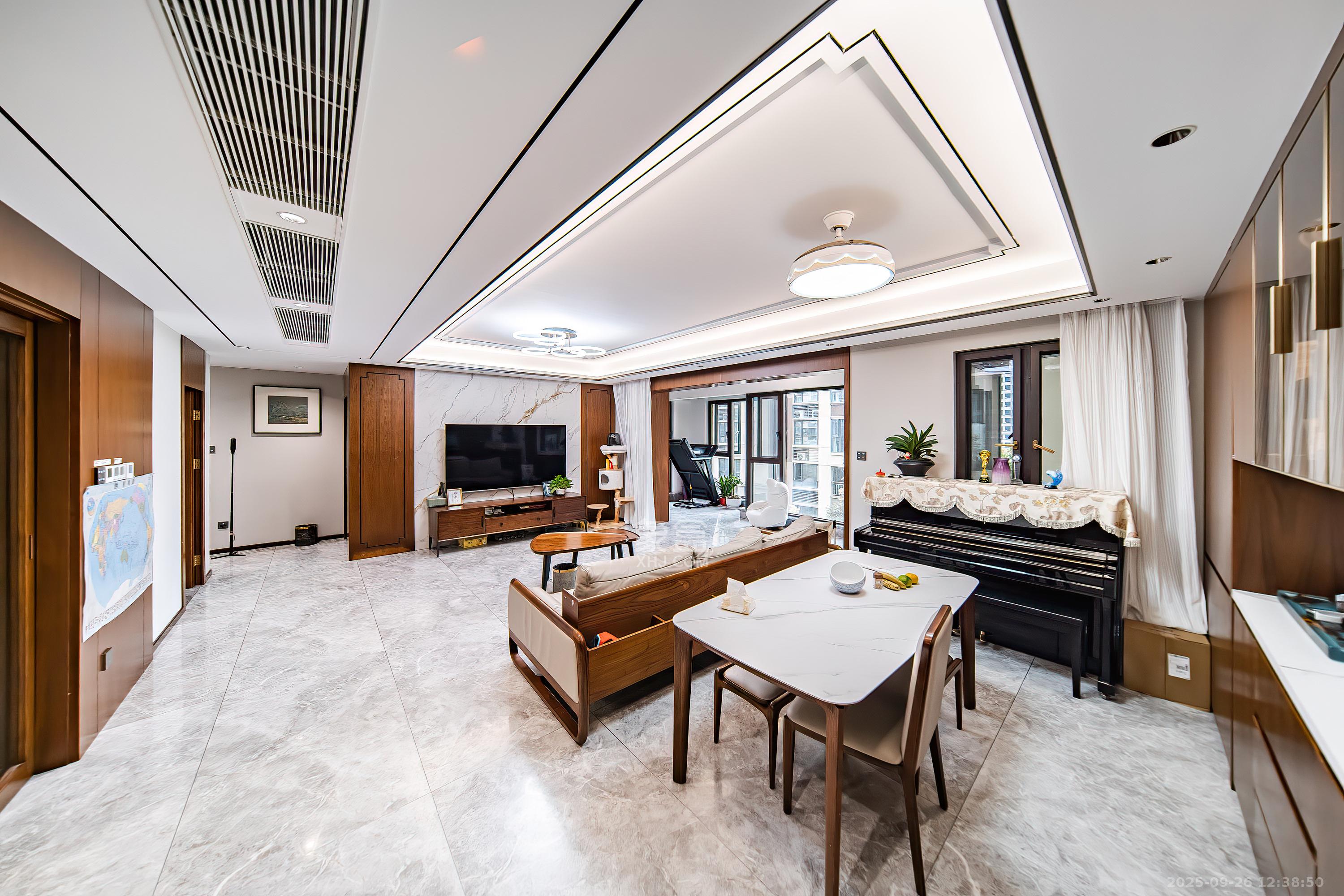 蓝光雍锦半岛 4室2厅2卫 180.0万 蓝光雍锦半岛 4室2厅2卫 180.0万客厅