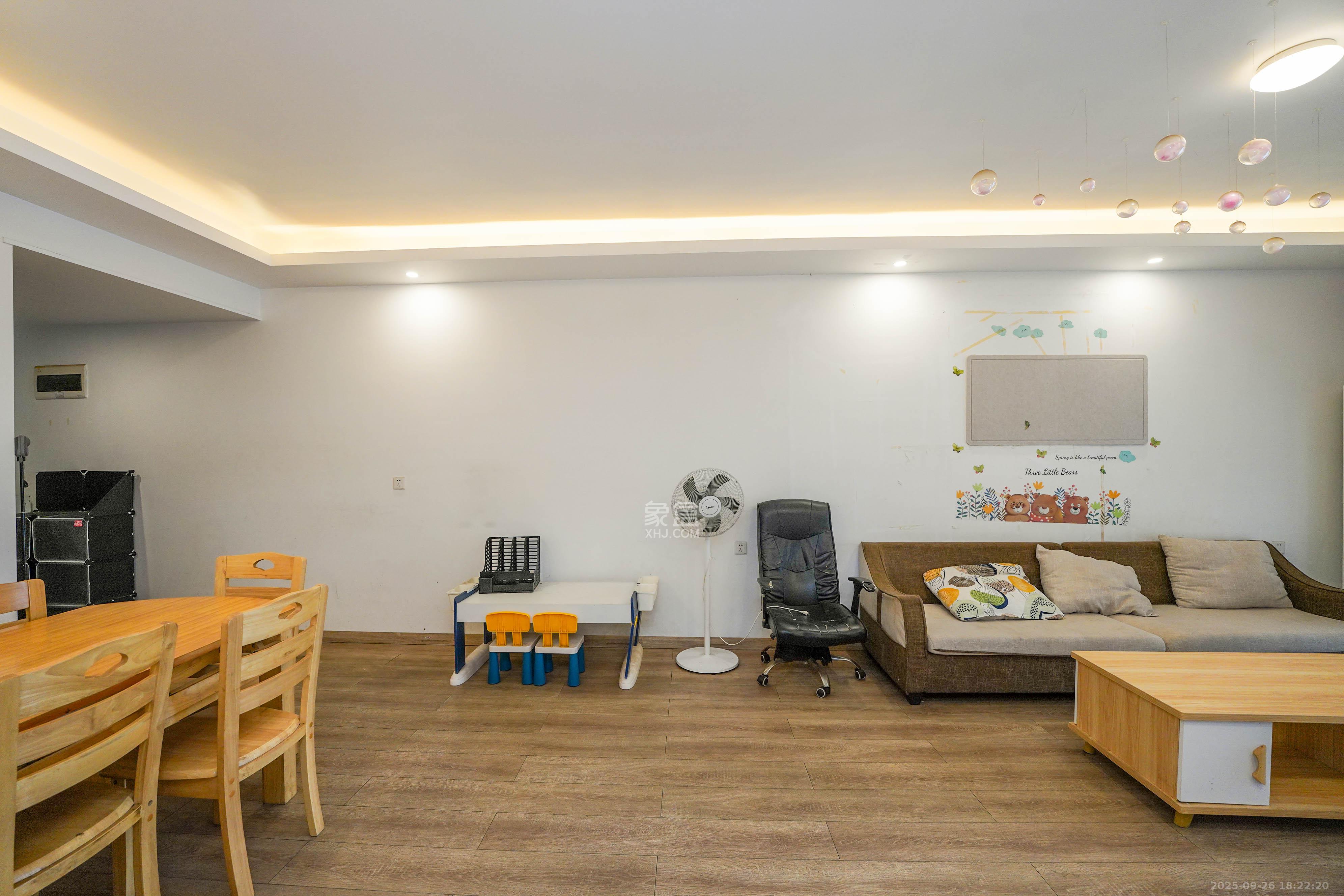 汇金城/嘉华城（二期、三期）  3室2厅2卫    110.0万客厅