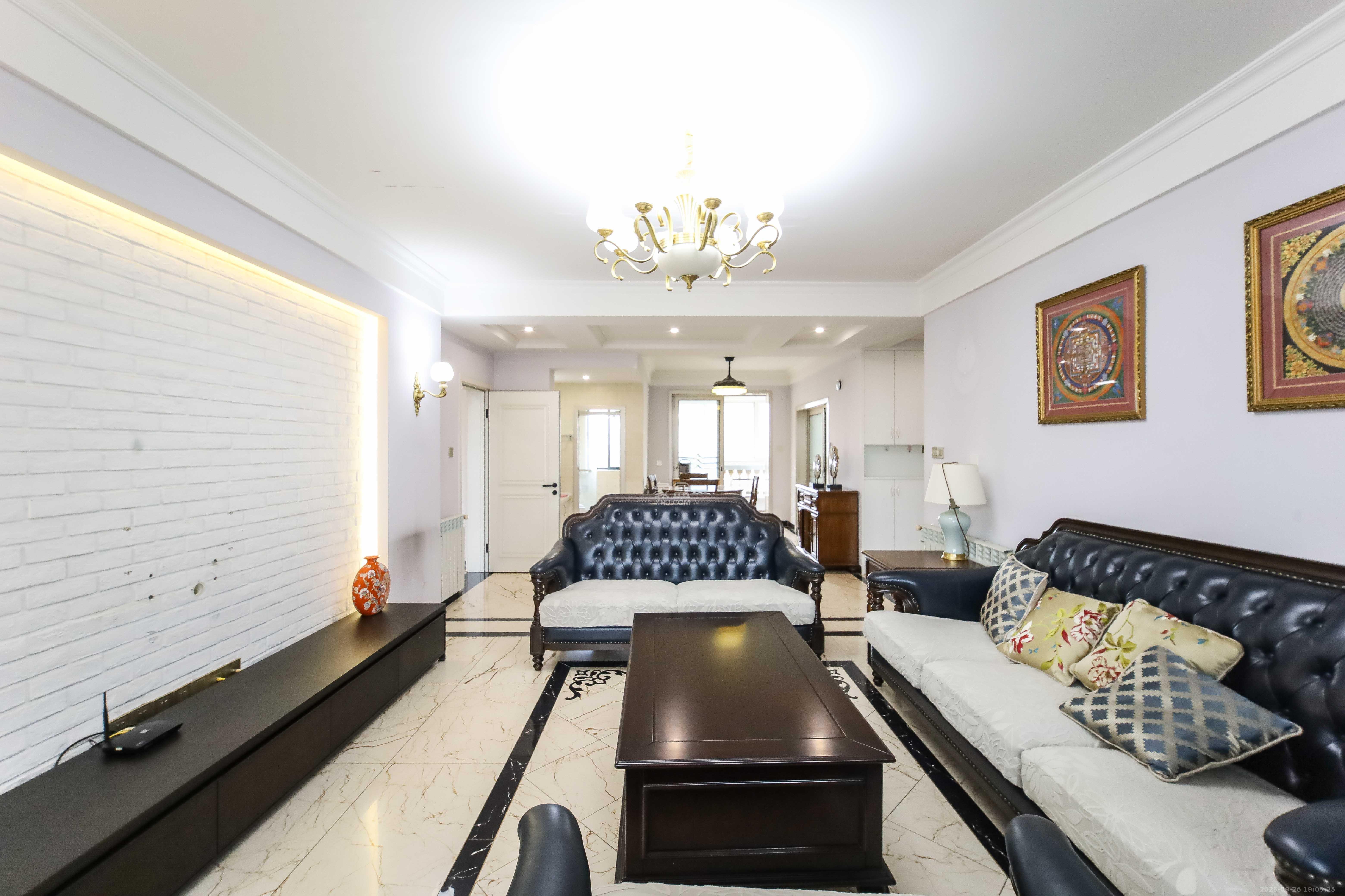 世嘉国际华城  3室2厅2卫    126.0万客厅