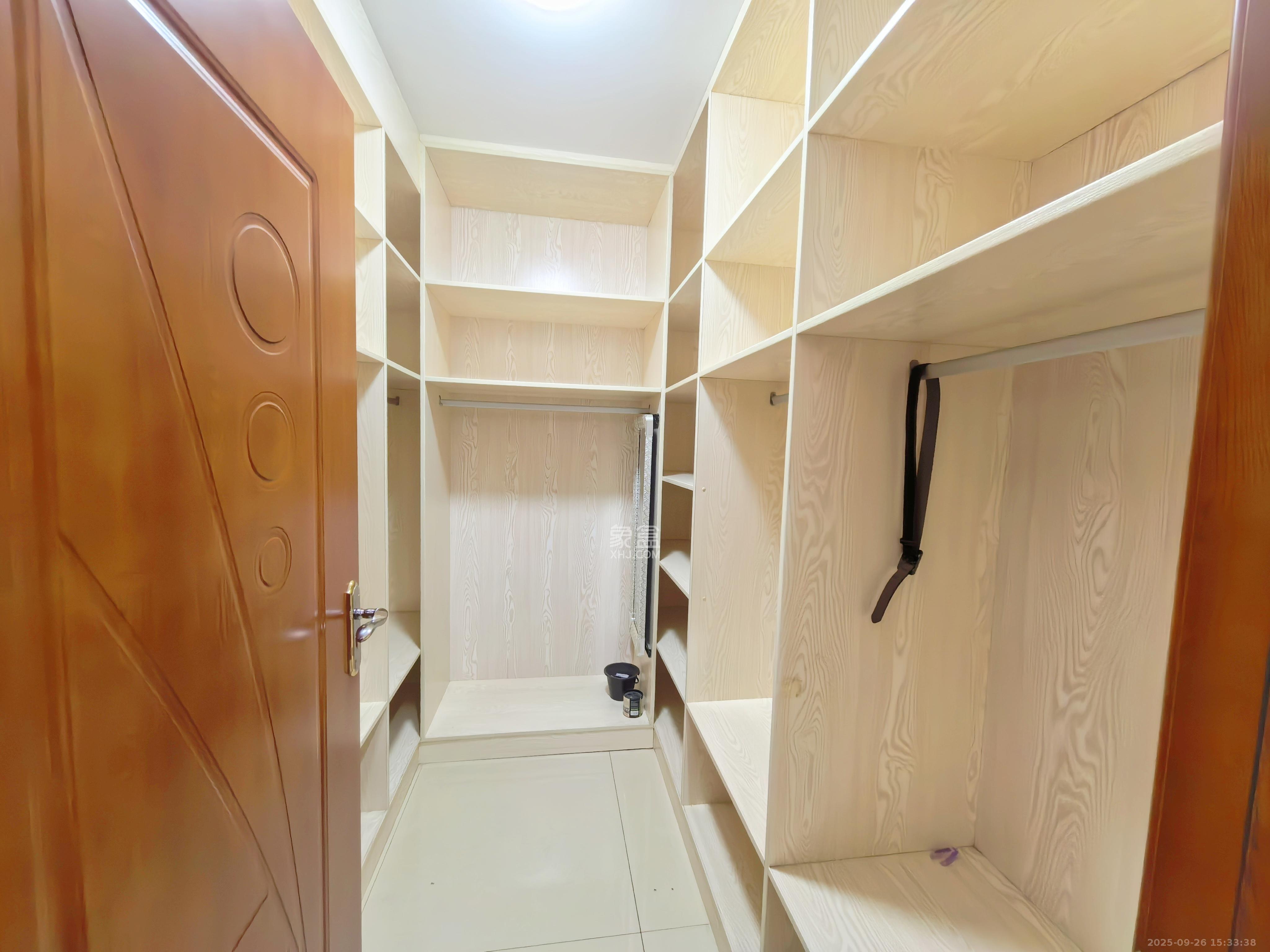 城市山水豪园(山水城市风景) 1室2厅2卫 2700.0元/月 城市山水豪园(山水城市风景) 1室2厅2卫 2700.0元/月室内图