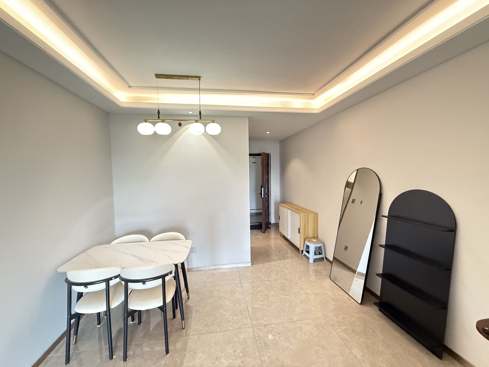 环球100宝龙城 3室2厅2卫 90.0万 环球100宝龙城 3室2厅2卫 90.0万客厅