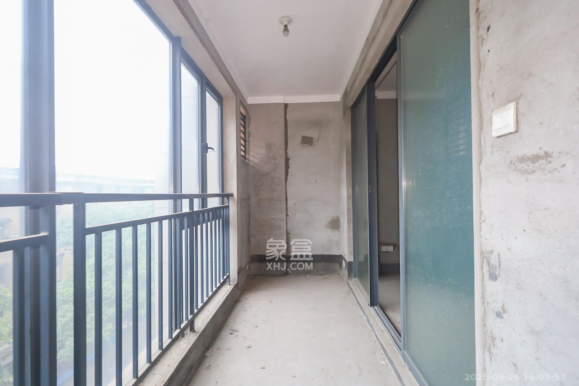 蓝光雍锦阁  3室2厅1卫    118.0万阳台