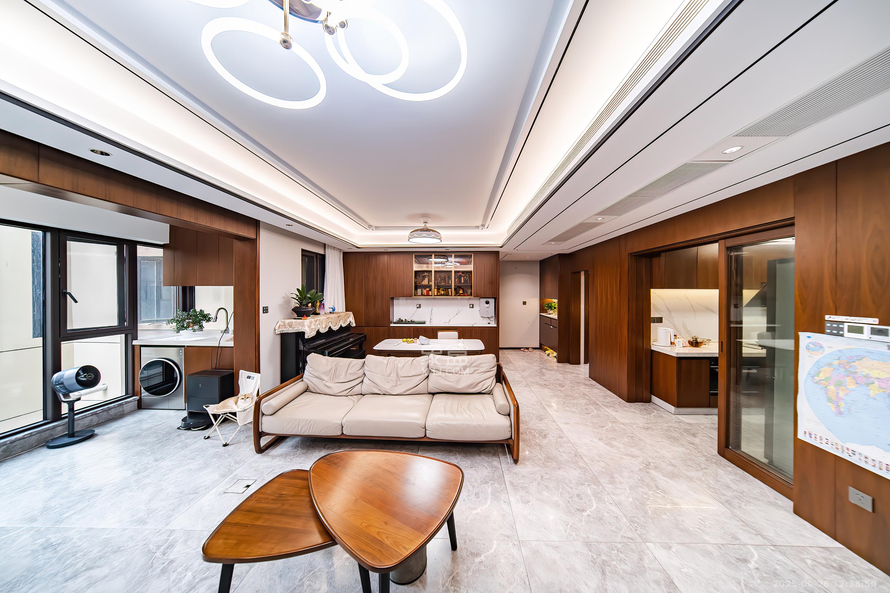 蓝光雍锦半岛 4室2厅2卫 180.0万 蓝光雍锦半岛 4室2厅2卫 180.0万客厅