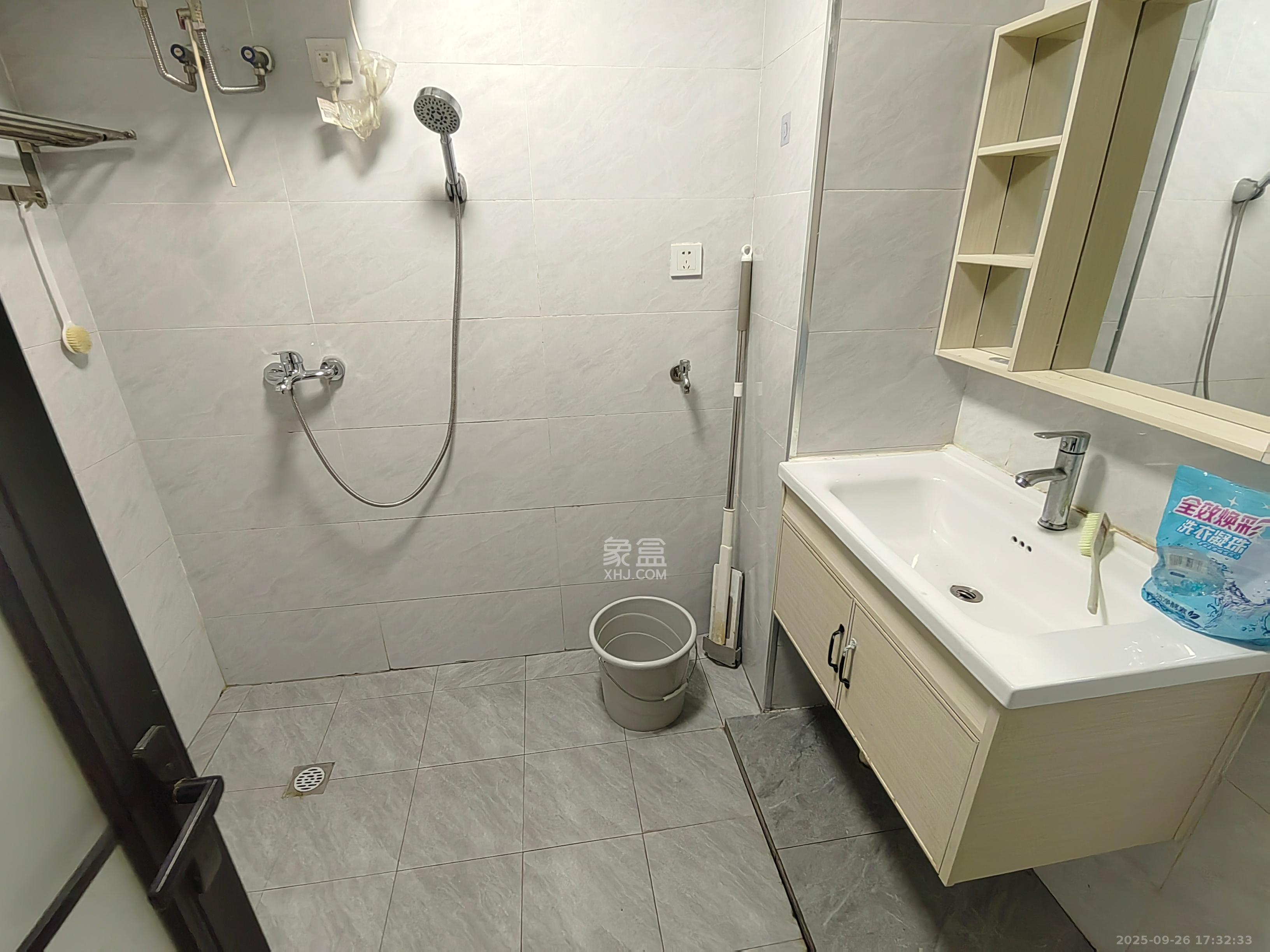 世纪桃花苑 1室0厅1卫 1300.0元/月 世纪桃花苑 1室0厅1卫 1300.0元/月室内图