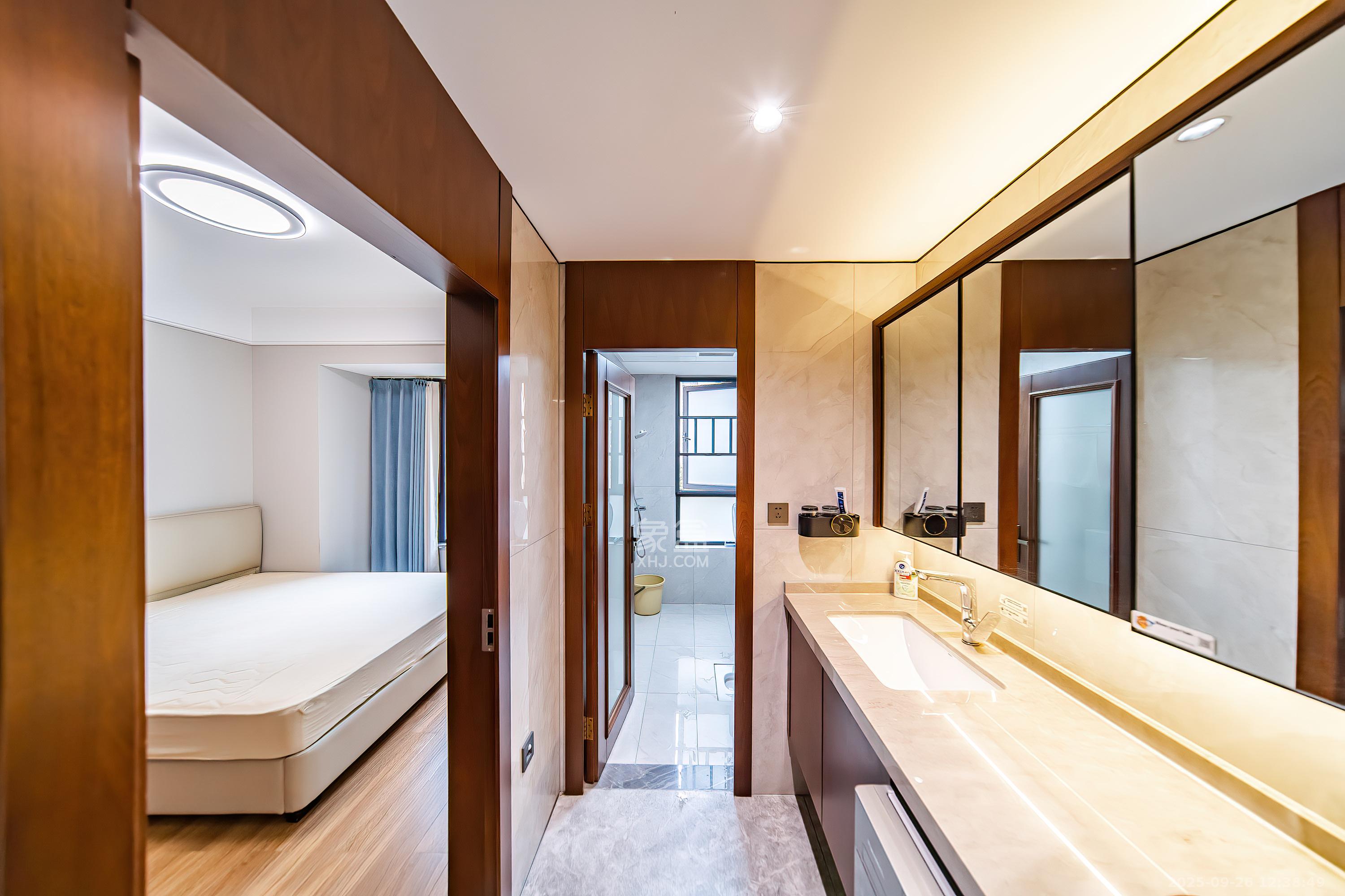 蓝光雍锦半岛 4室2厅2卫 180.0万 蓝光雍锦半岛 4室2厅2卫 180.0万卫生间