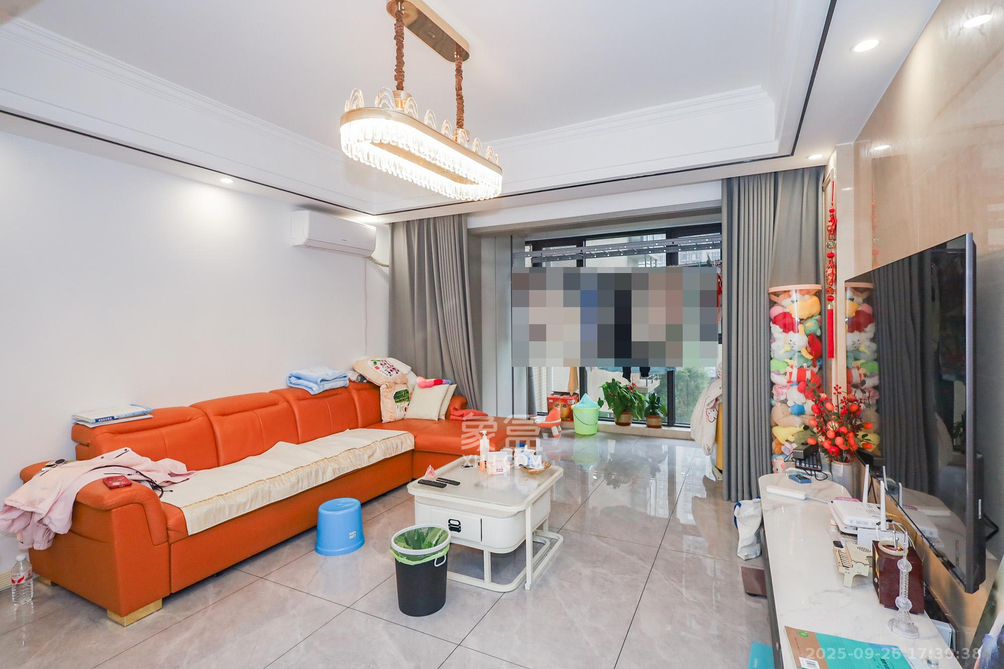 钰龙天下二期(钰龙佳园) 3室2厅2卫 260.0万 钰龙天下二期(钰龙佳园) 3室2厅2卫 260.0万客厅