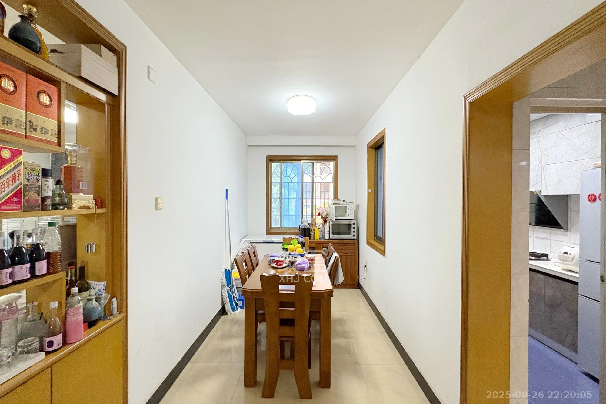 南明苑西区 3室2厅2卫 82.0万 南明苑西区 3室2厅2卫 82.0万客厅