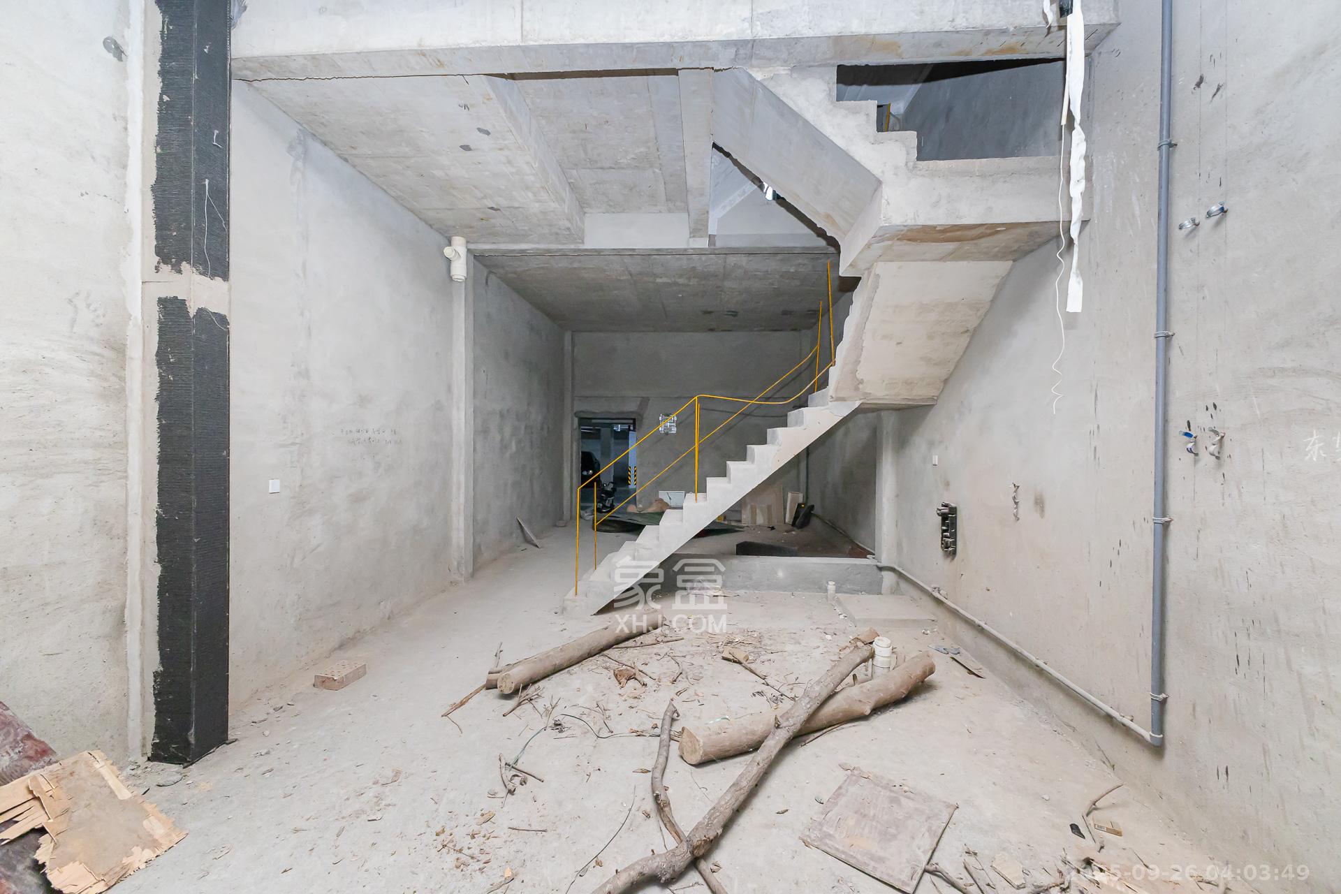 龙湖湘风原著(龙湖湘风星城) 5室3厅3卫 260.0万 龙湖湘风原著(龙湖湘风星城) 5室3厅3卫 260.0万客厅