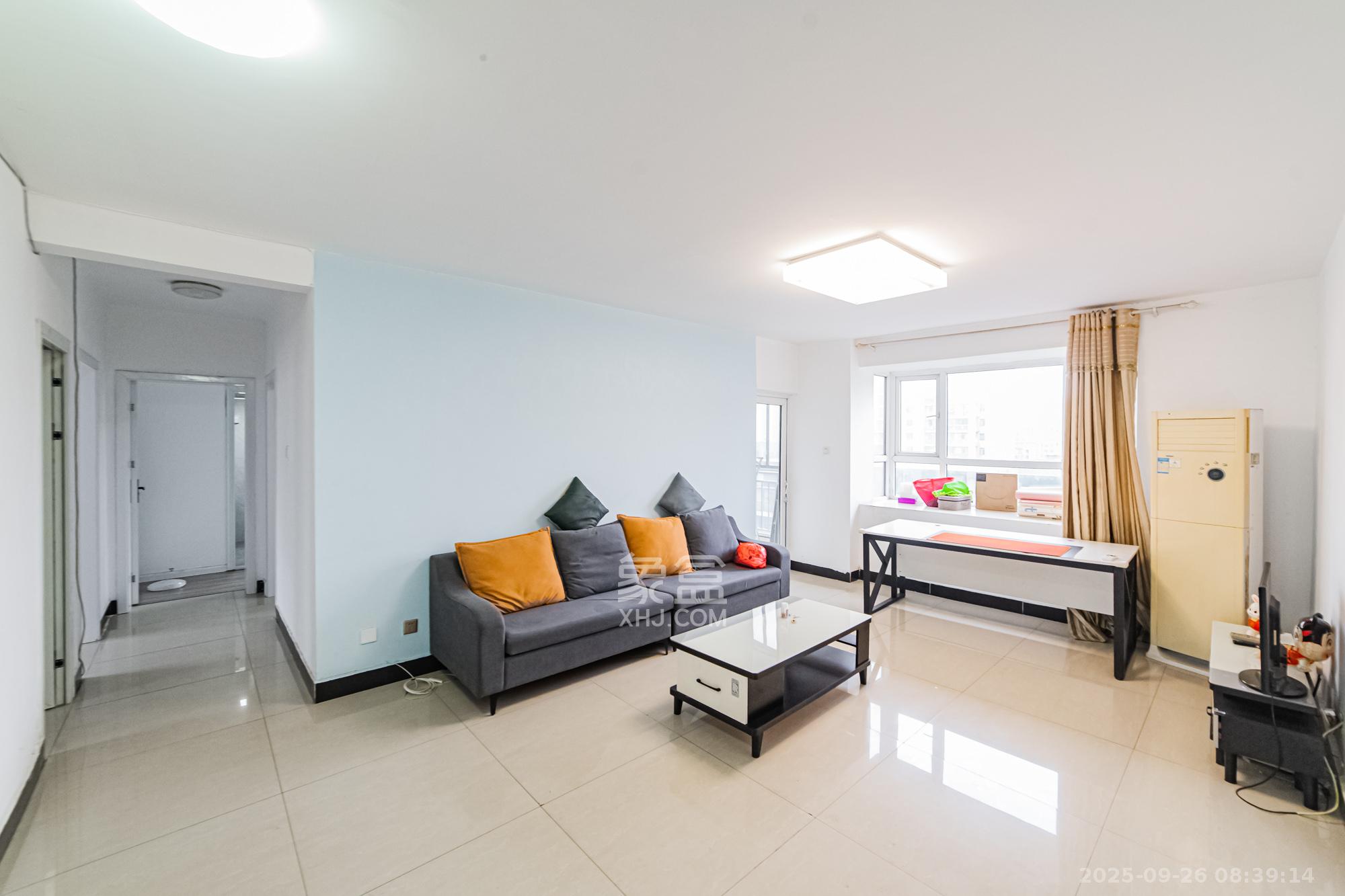 万国城(当代满庭春MOMA)一期 3室2厅2卫 92.0万 万国城(当代满庭春MOMA)一期 3室2厅2卫 92.0万客厅