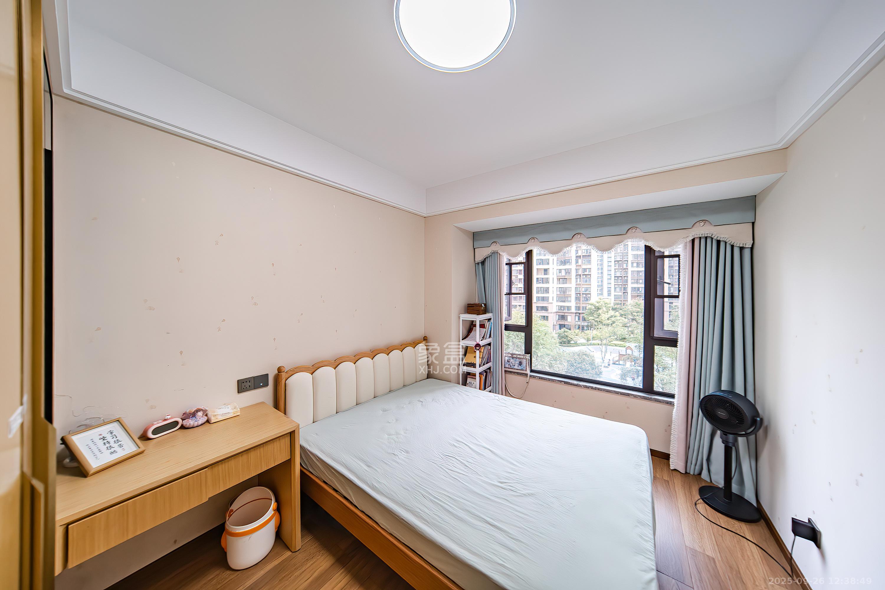 蓝光雍锦半岛 4室2厅2卫 180.0万 蓝光雍锦半岛 4室2厅2卫 180.0万卧室