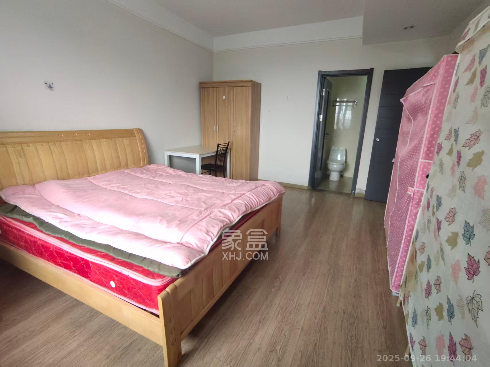 阳光100三期  3室2厅1卫    2300.0元/月室内图