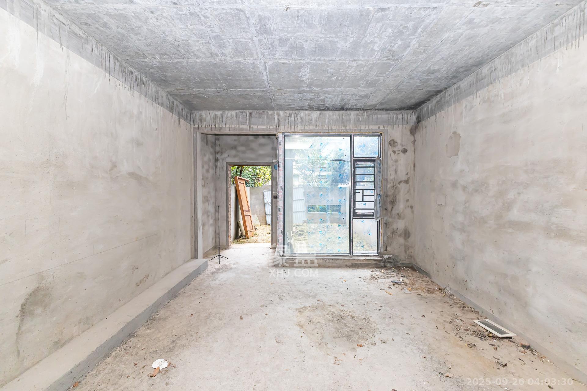 龙湖湘风原著(龙湖湘风星城) 5室3厅3卫 260.0万 龙湖湘风原著(龙湖湘风星城) 5室3厅3卫 260.0万客厅