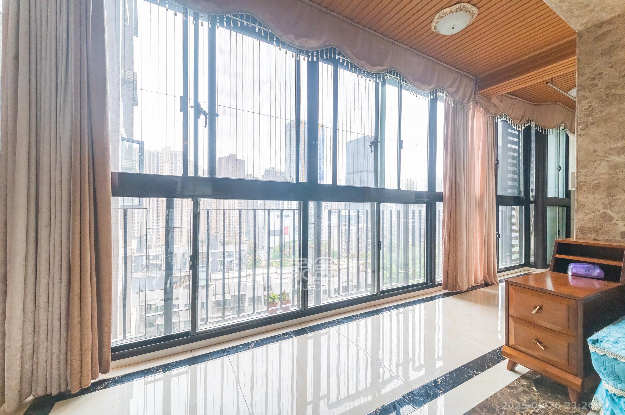 恒基凯旋门一二期  1室0厅0卫    152.8万 恒基凯旋门一二期  1室0厅0卫    152.8万阳台