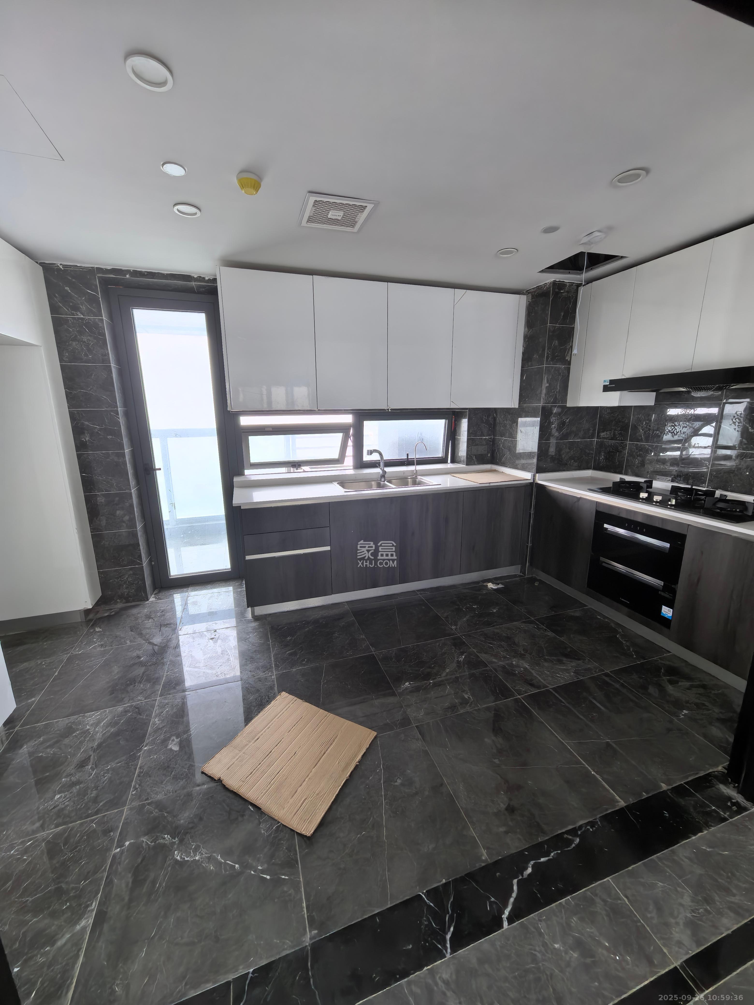 绿地V岛  4室2厅3卫    8000.0元/月室内图