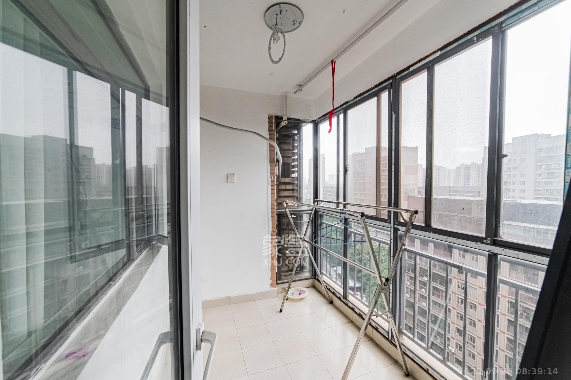 万国城(当代满庭春MOMA)一期 3室2厅2卫 92.0万 万国城(当代满庭春MOMA)一期 3室2厅2卫 92.0万阳台