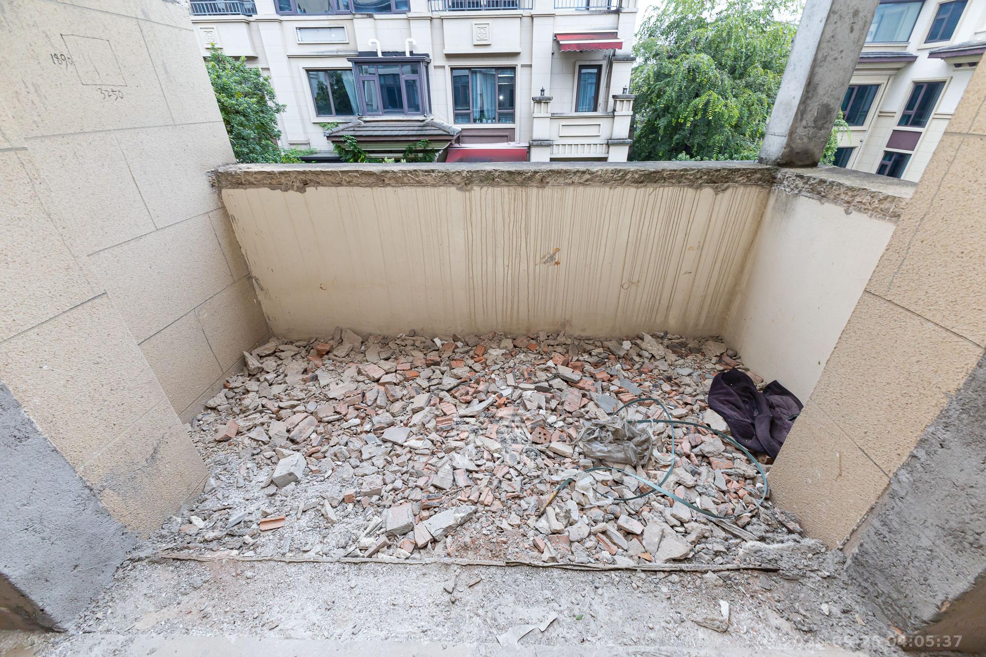 龙湖湘风原著(龙湖湘风星城) 5室3厅3卫 260.0万 龙湖湘风原著(龙湖湘风星城) 5室3厅3卫 260.0万阳台