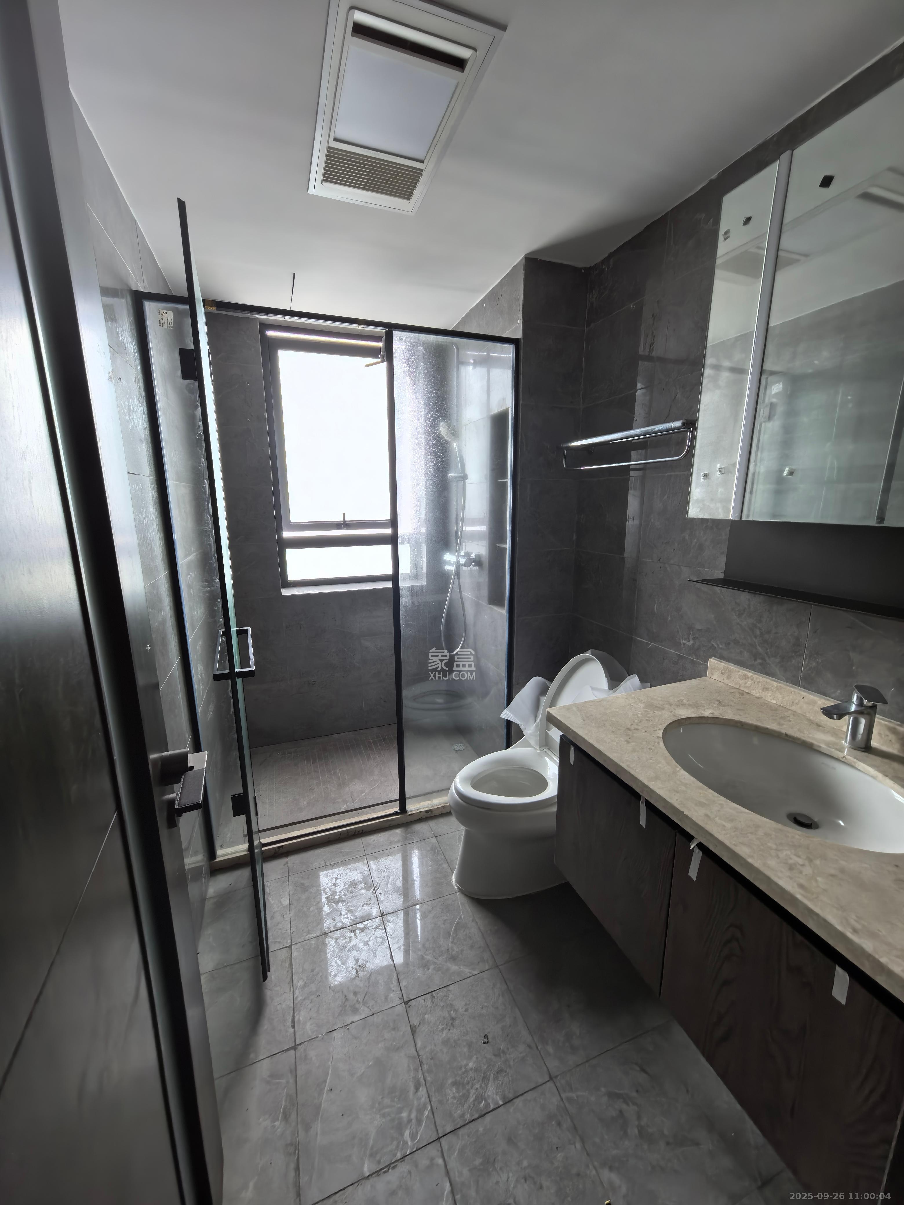 绿地V岛  4室2厅3卫    8000.0元/月室内图