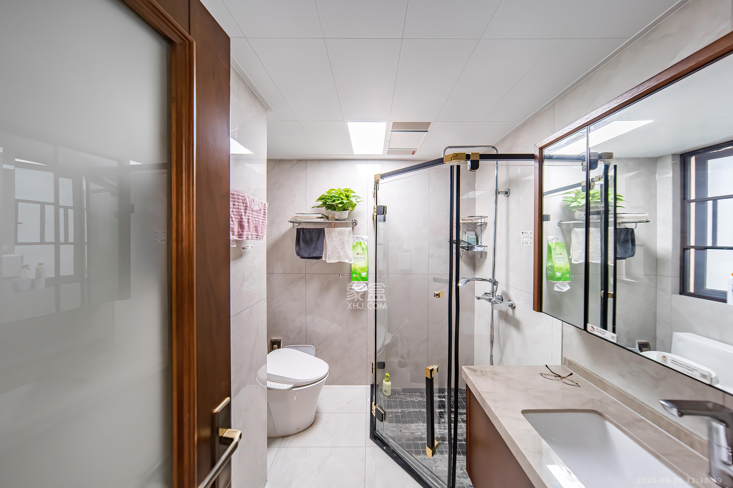 蓝光雍锦半岛 4室2厅2卫 180.0万 蓝光雍锦半岛 4室2厅2卫 180.0万卫生间