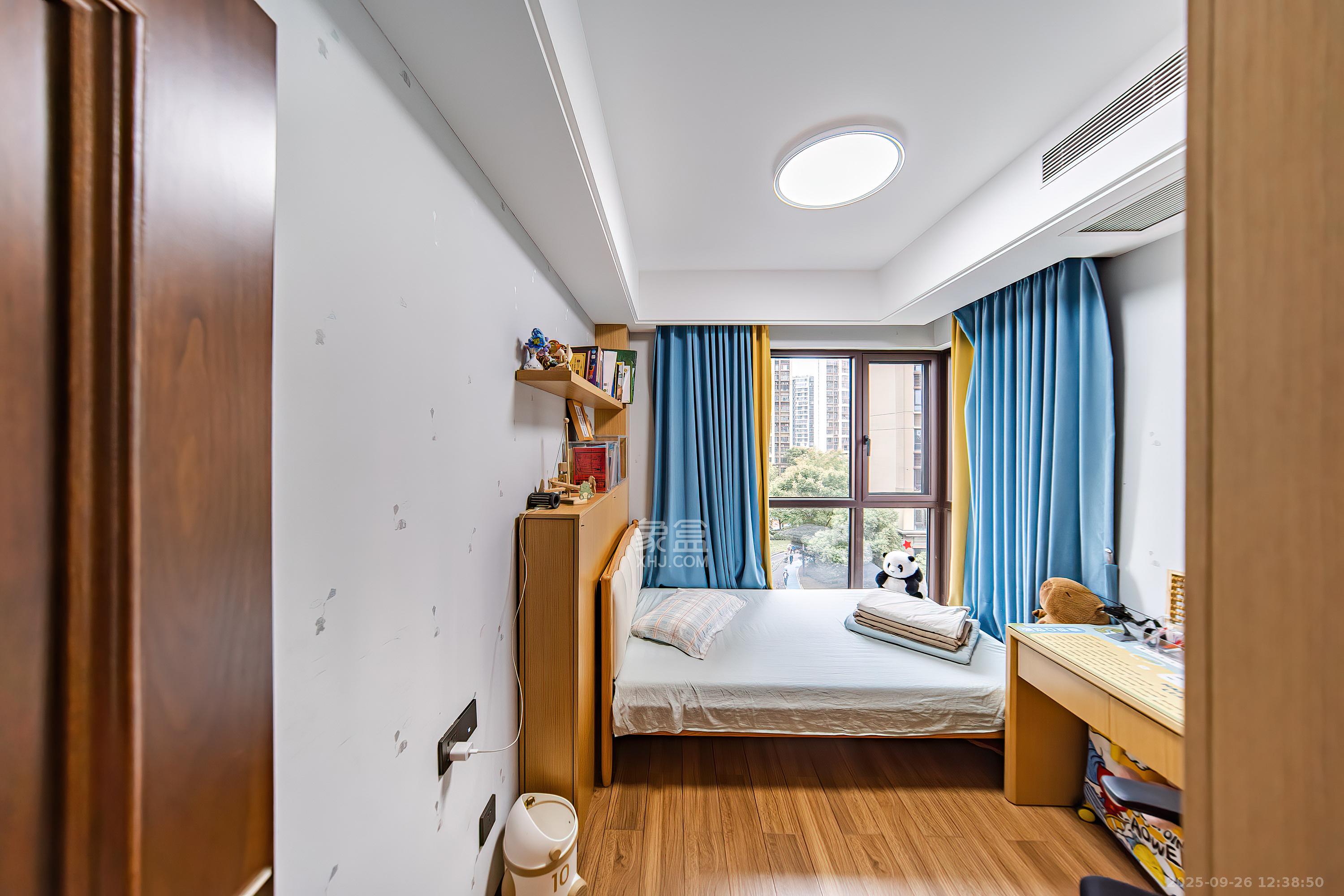 蓝光雍锦半岛 4室2厅2卫 180.0万 蓝光雍锦半岛 4室2厅2卫 180.0万卧室