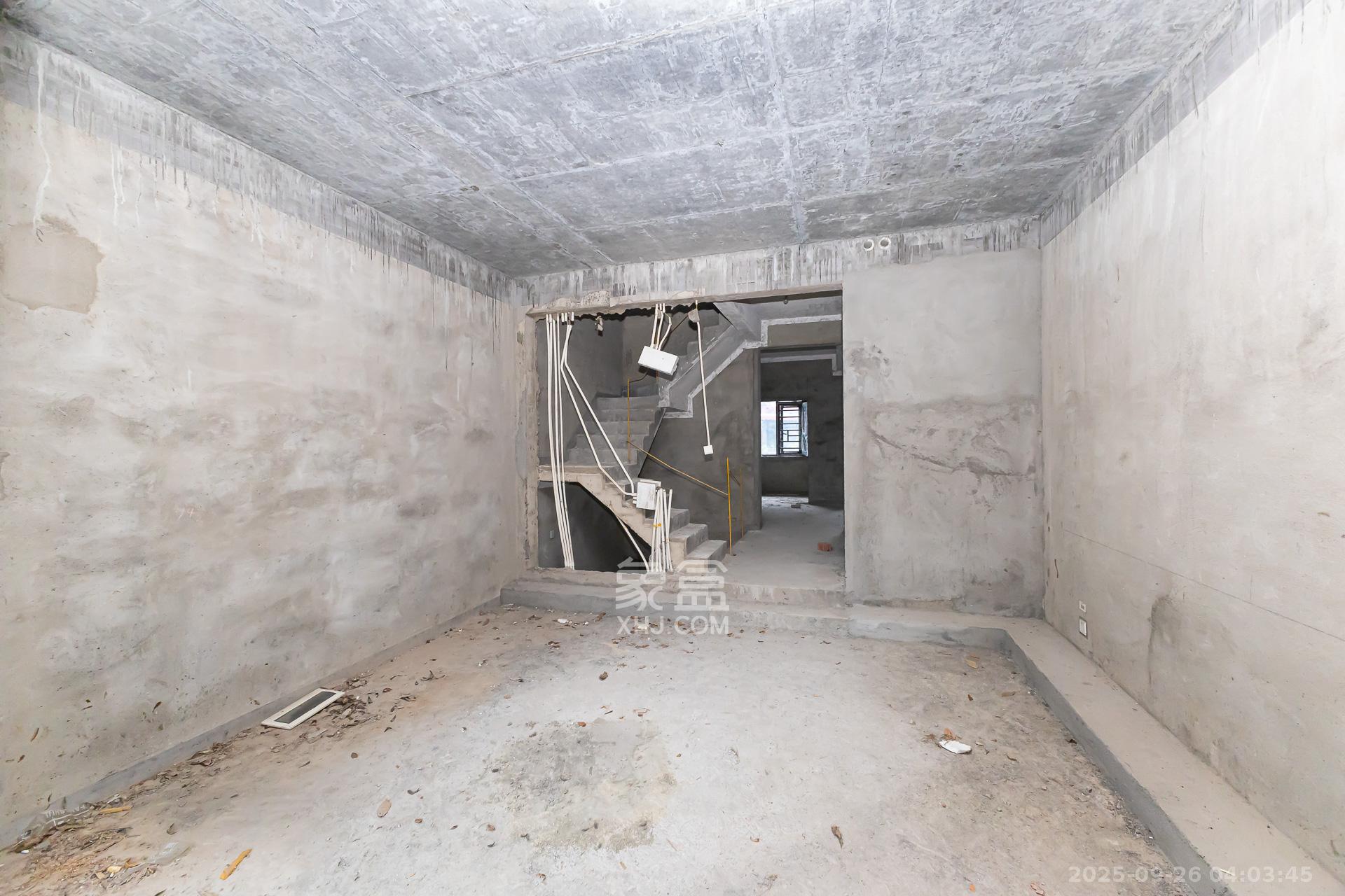 龙湖湘风原著(龙湖湘风星城) 5室3厅3卫 260.0万 龙湖湘风原著(龙湖湘风星城) 5室3厅3卫 260.0万客厅