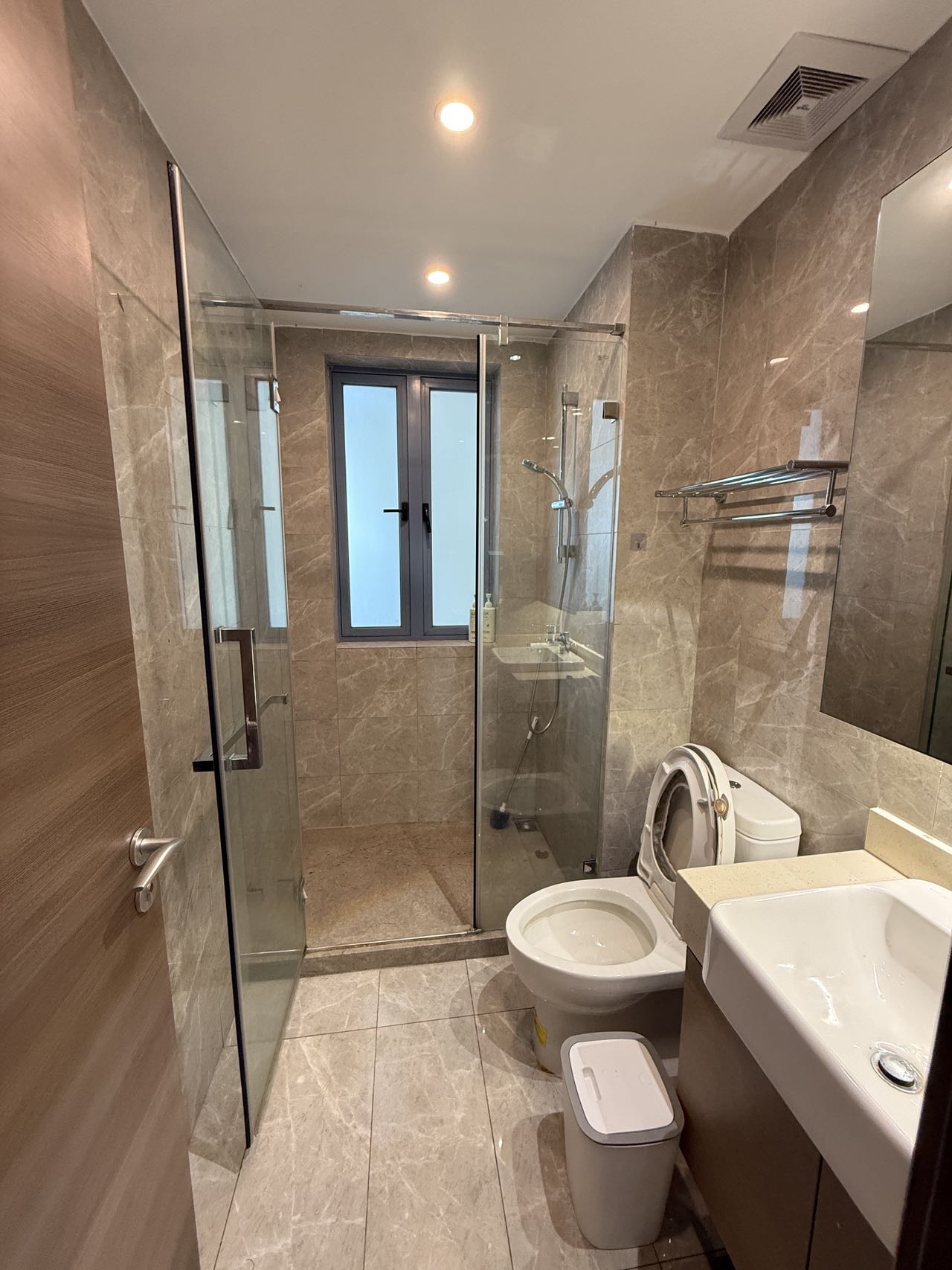 环球100宝龙城 3室2厅2卫 90.0万 环球100宝龙城 3室2厅2卫 90.0万客厅