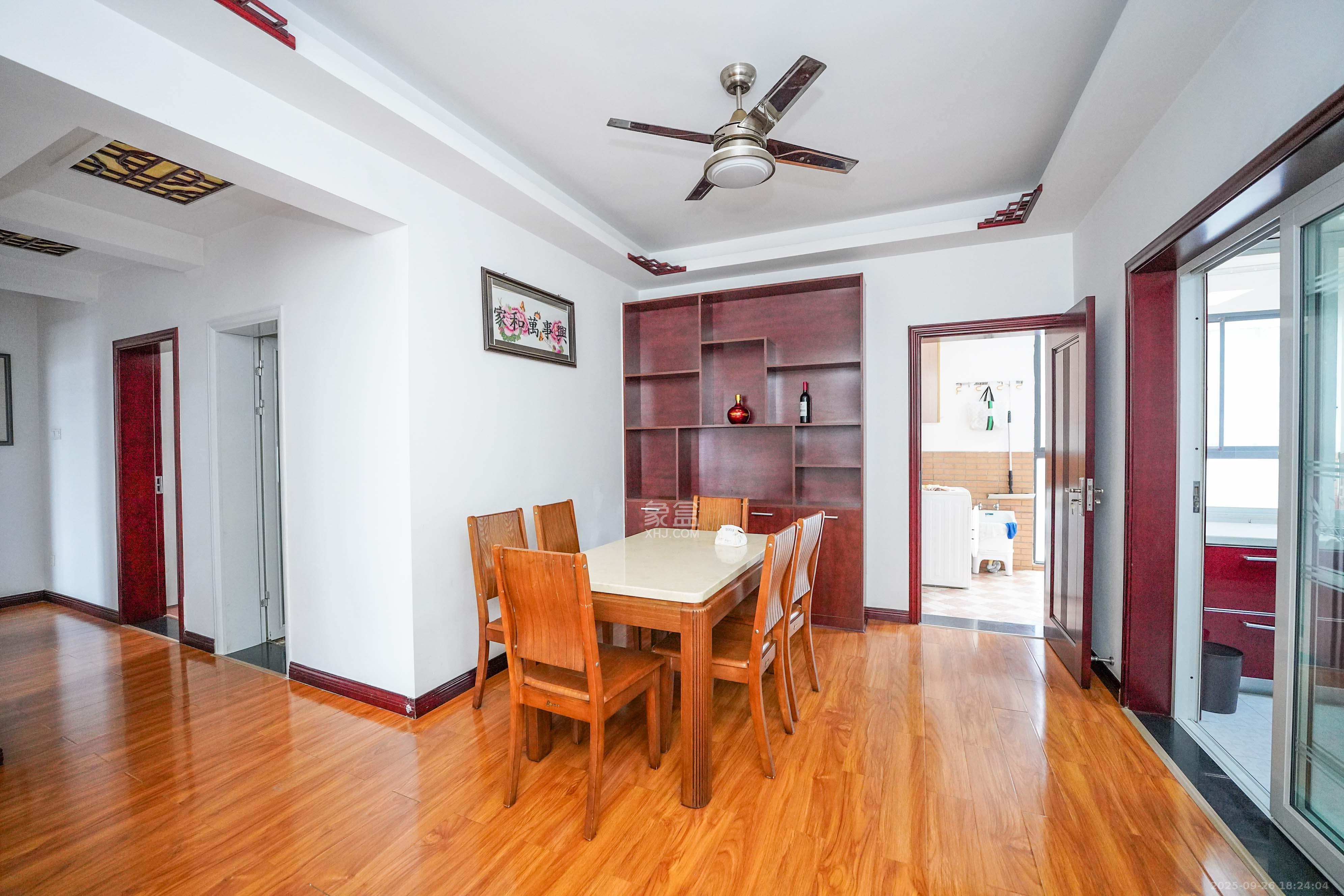 嘉华城(一期) 4室2厅2卫 175.0万 嘉华城(一期) 4室2厅2卫 175.0万客厅