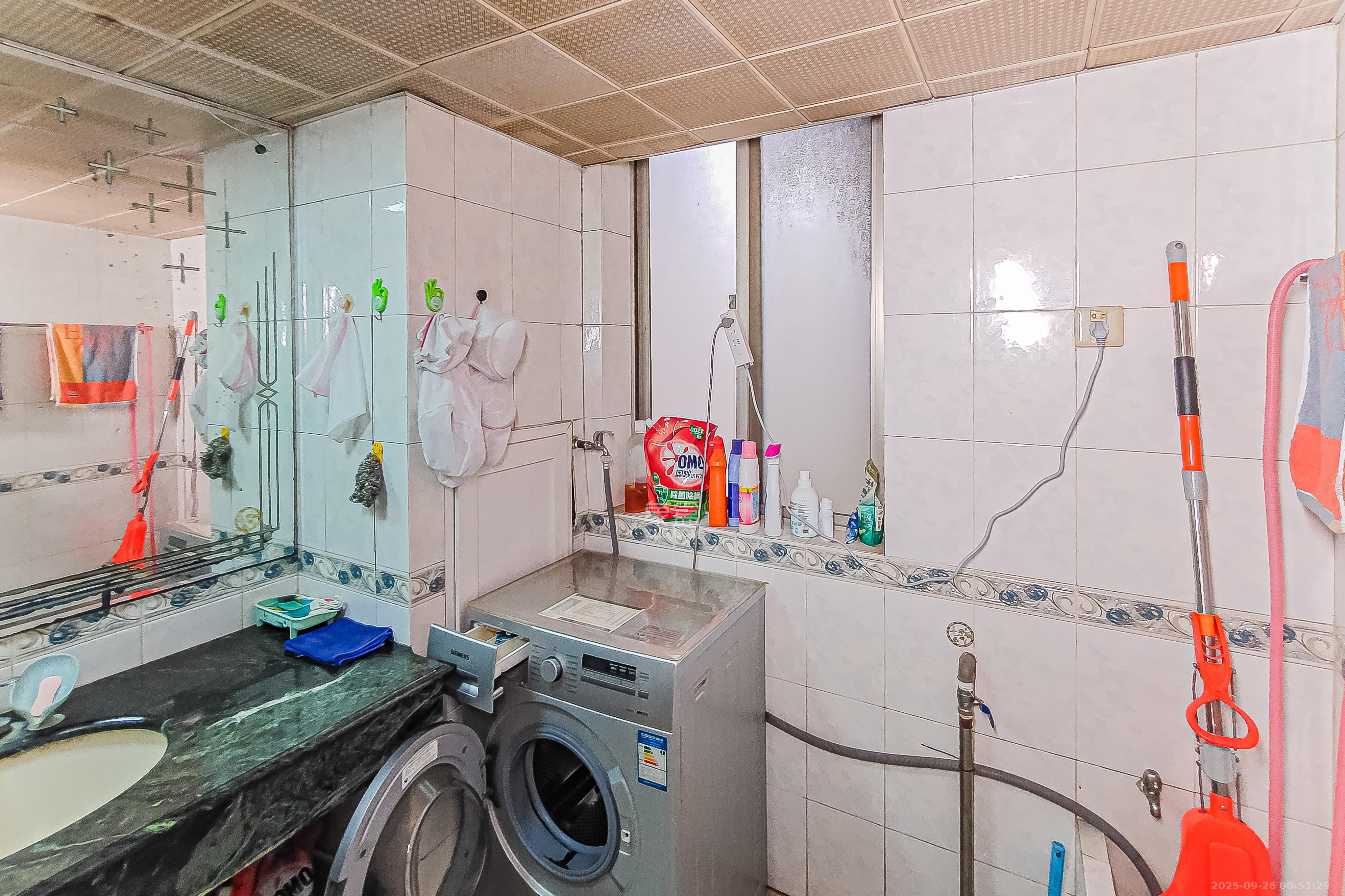 湘农桥社区 3室2厅2卫 188.0万 湘农桥社区 3室2厅2卫 188.0万卫生间