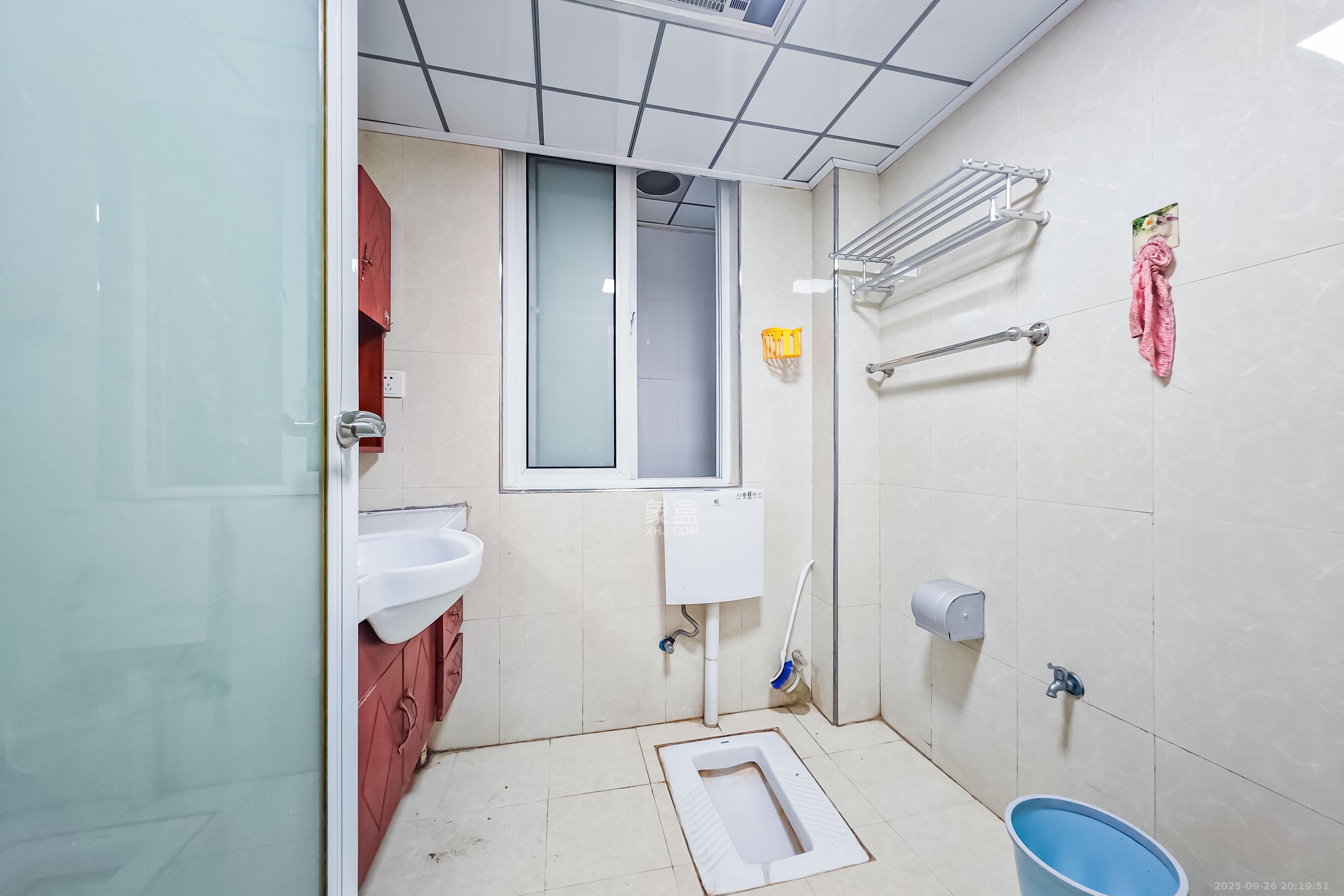 天凯东苑  2室1厅1卫    56.0万卫生间