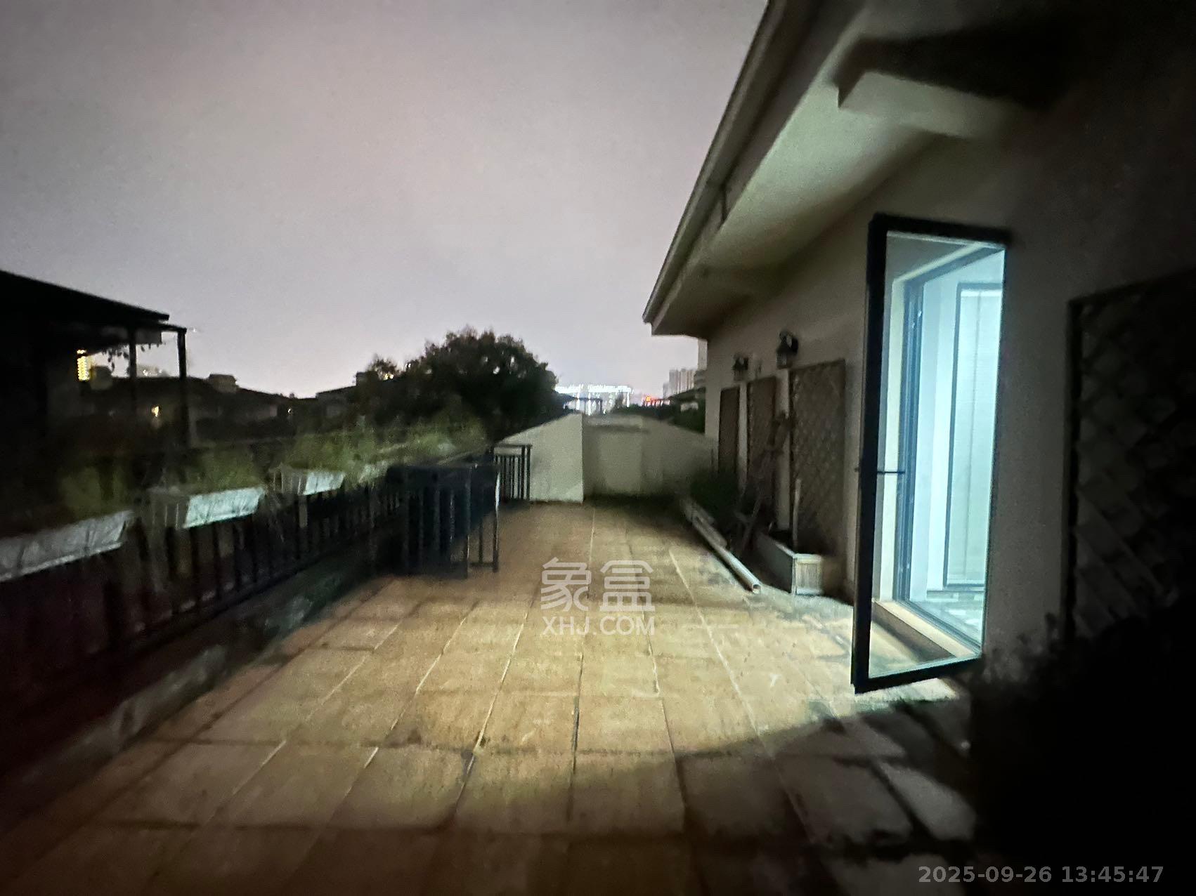 藏珑湖上国际花园 6室2厅2卫 8000.0元/月 藏珑湖上国际花园 6室2厅2卫 8000.0元/月室内图