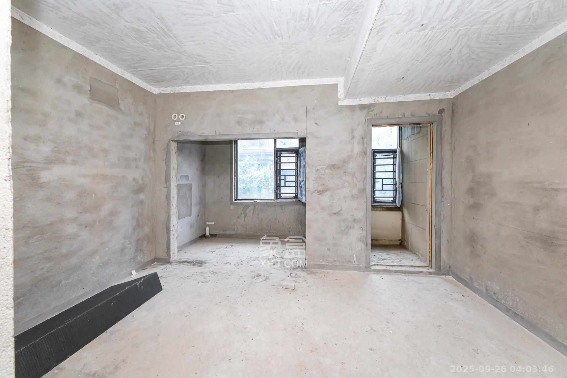 龙湖湘风原著(龙湖湘风星城) 5室3厅3卫 260.0万 龙湖湘风原著(龙湖湘风星城) 5室3厅3卫 260.0万客厅