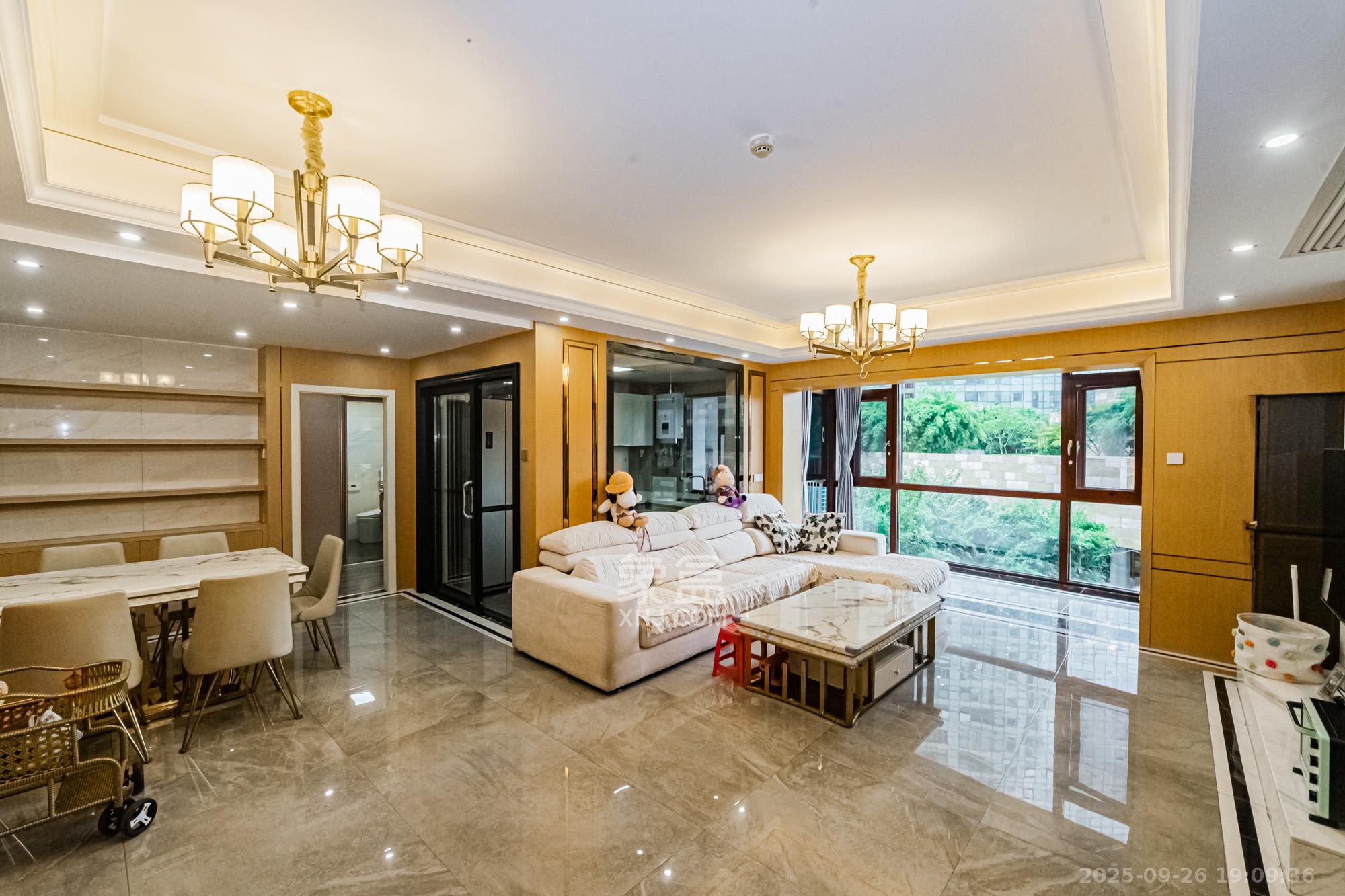 北辰定江洋  2室2厅2卫   235.00万客厅