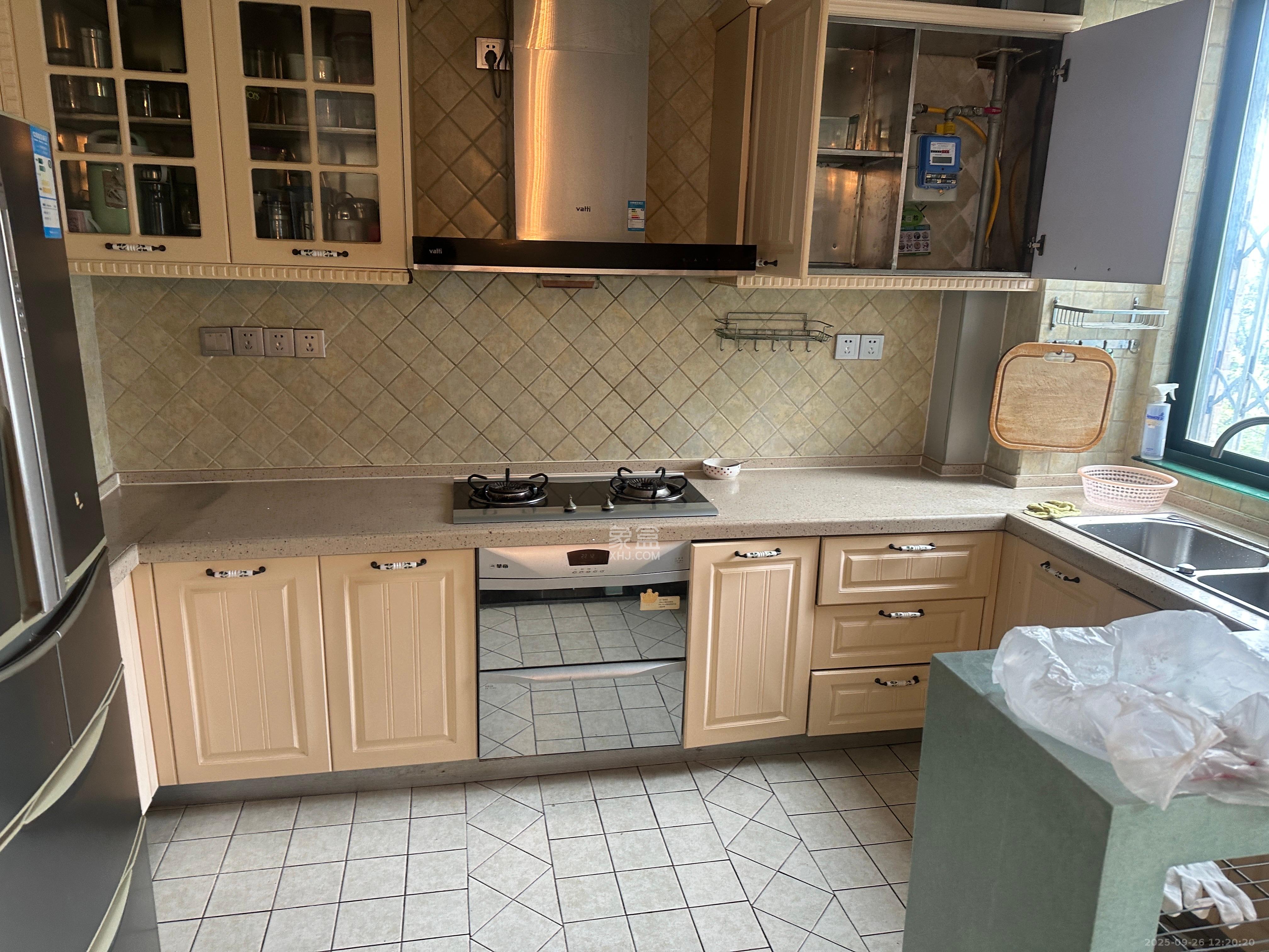 星城世家  3室2厅2卫    3000.0元/月室内图