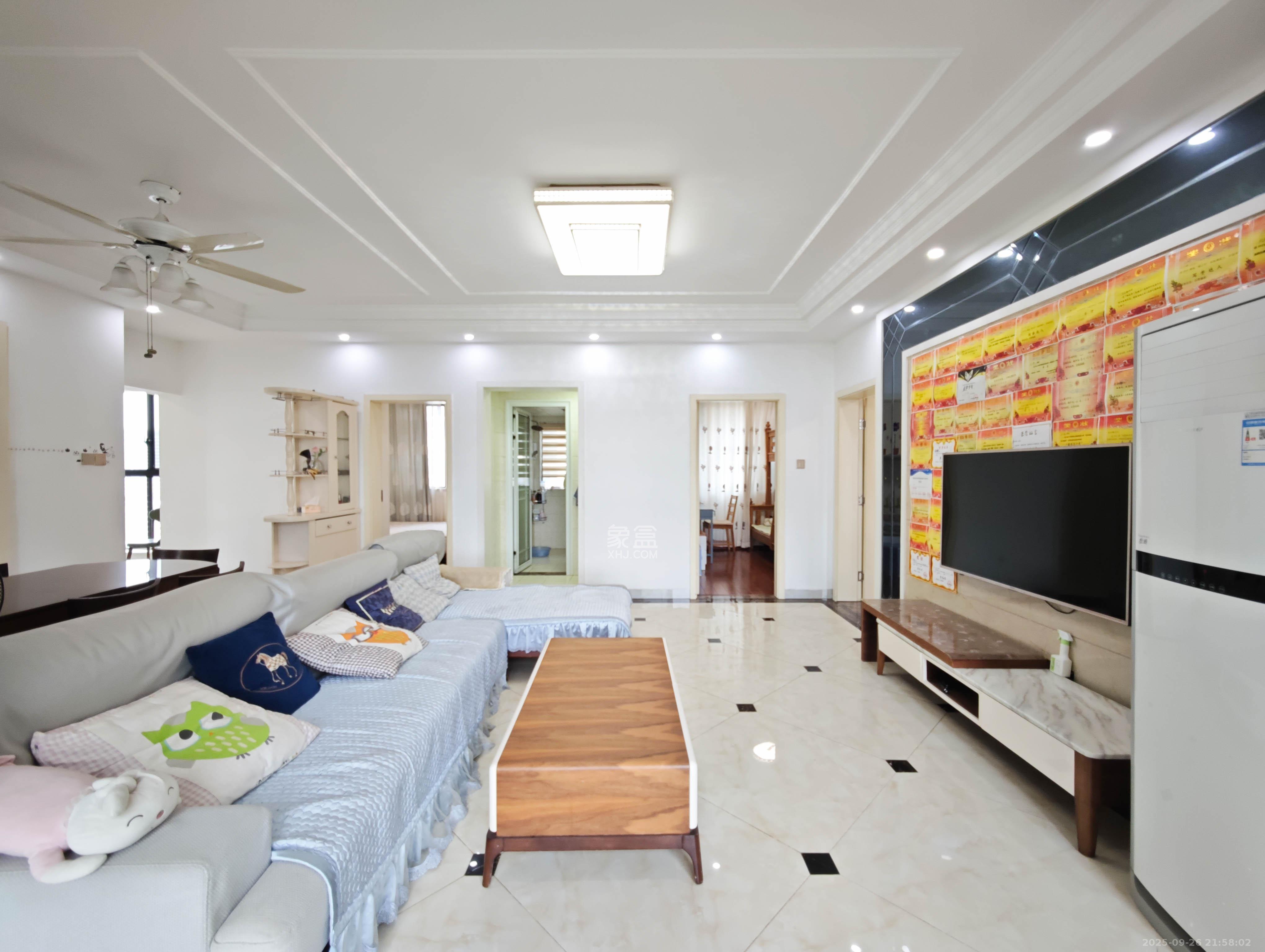 长房半岛蓝湾(观山月) 3室2厅2卫 104.0万 长房半岛蓝湾(观山月) 3室2厅2卫 104.0万客厅