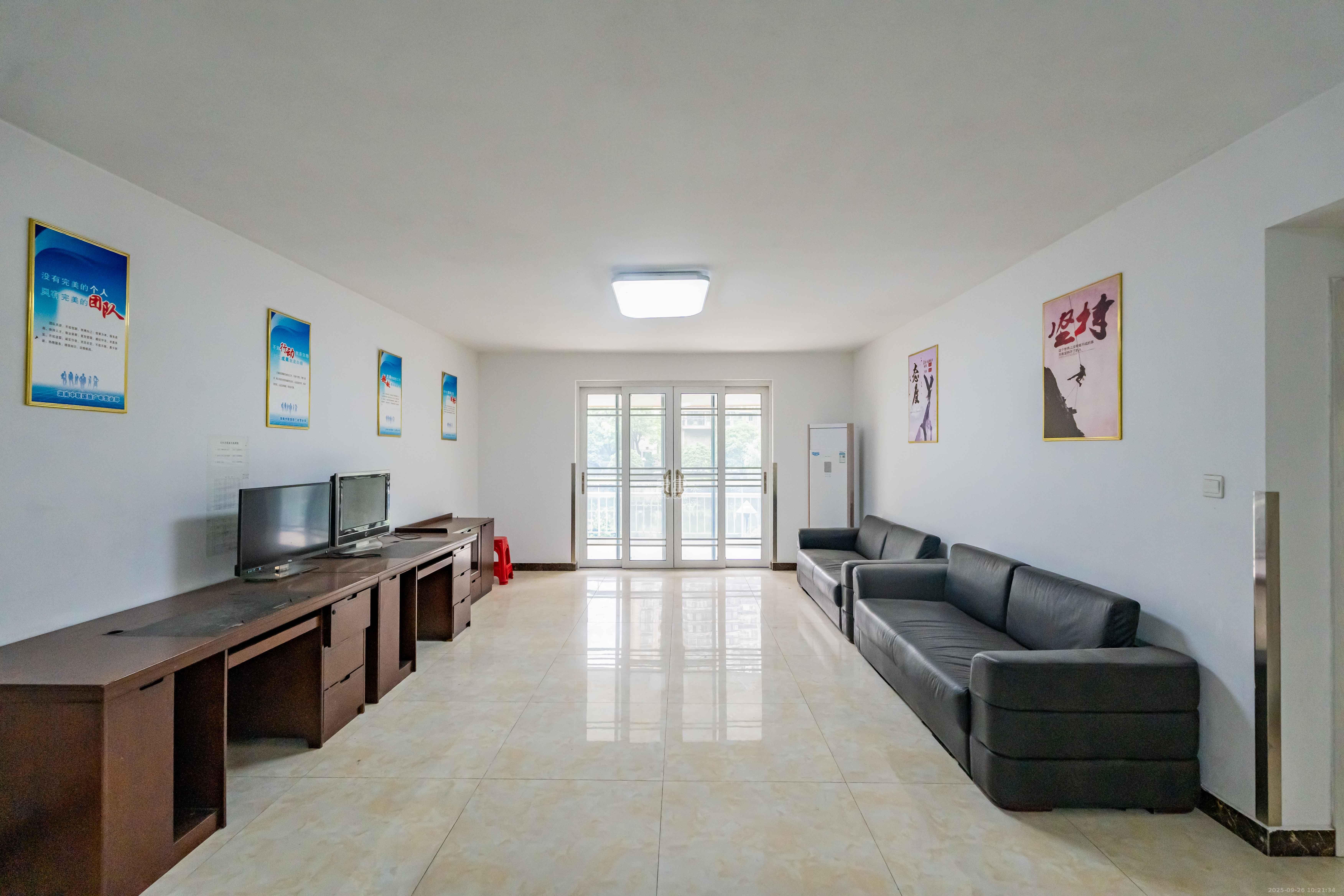 金色比华利 4室2厅1卫 2600.0元/月 金色比华利 4室2厅1卫 2600.0元/月室内图