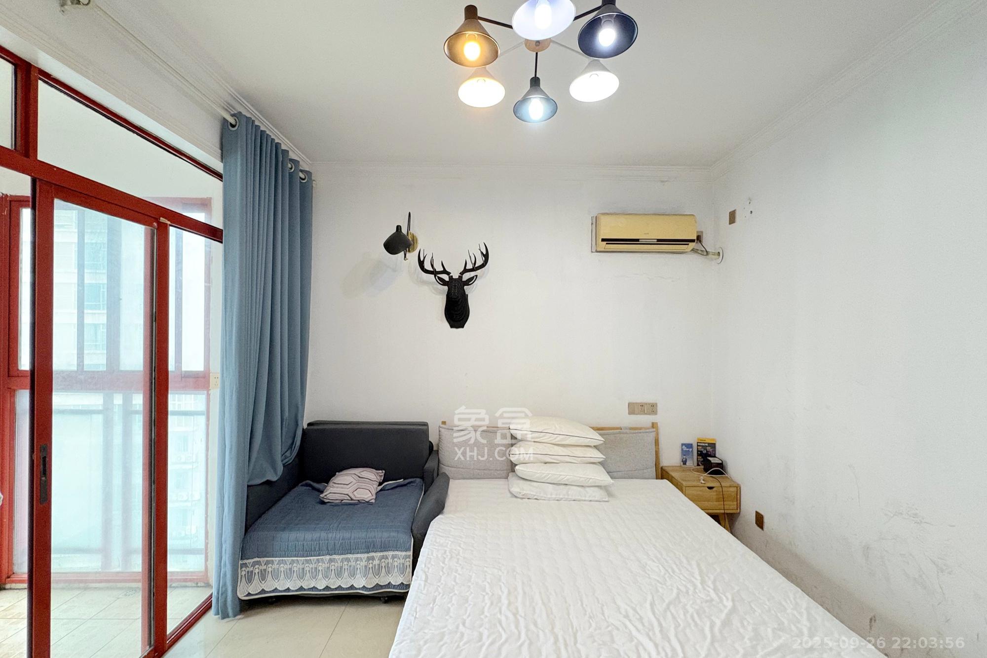 青和上座（上味舫大厦）  1室1厅1卫    32.0万客厅