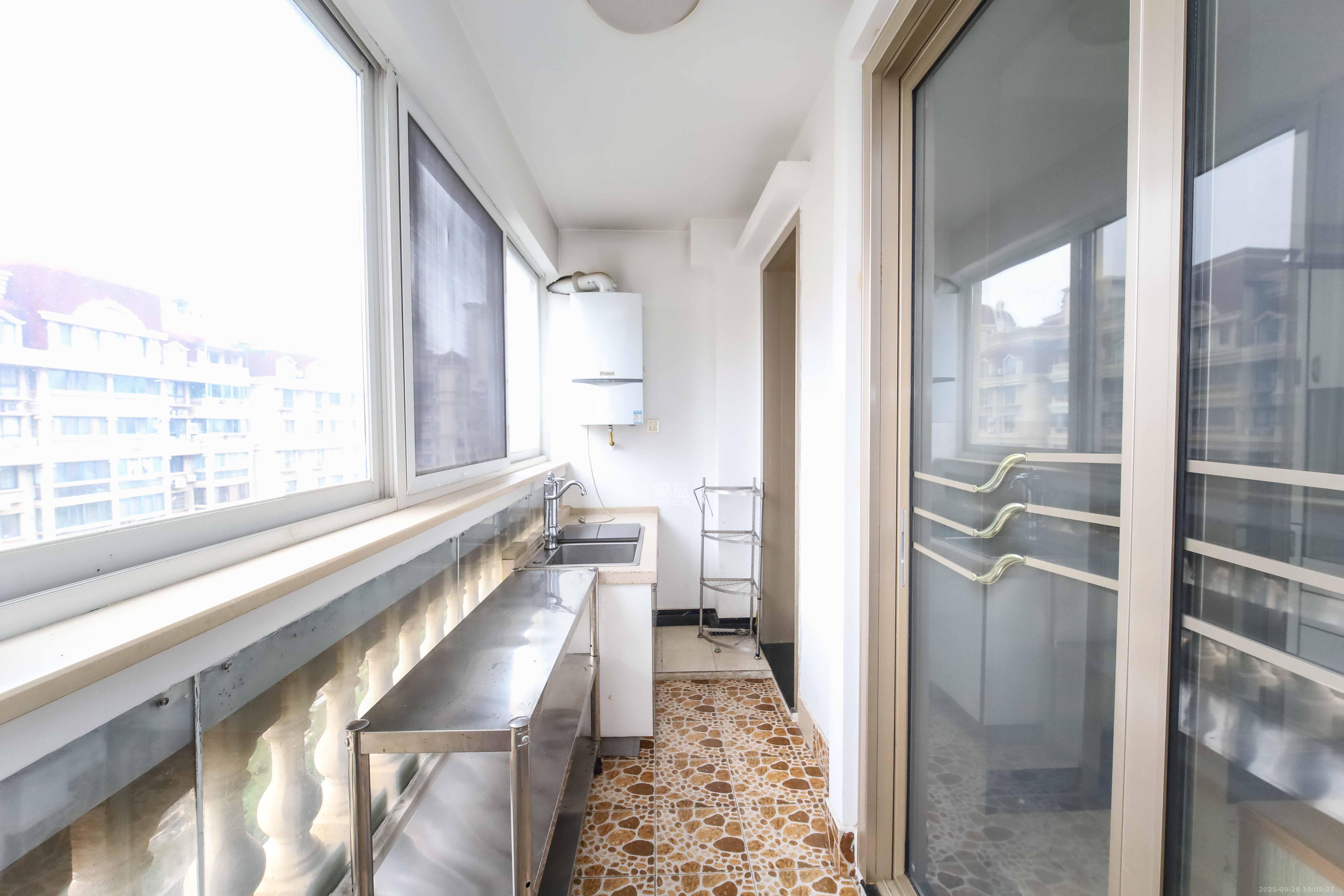 世嘉国际华城  3室2厅2卫    126.0万阳台