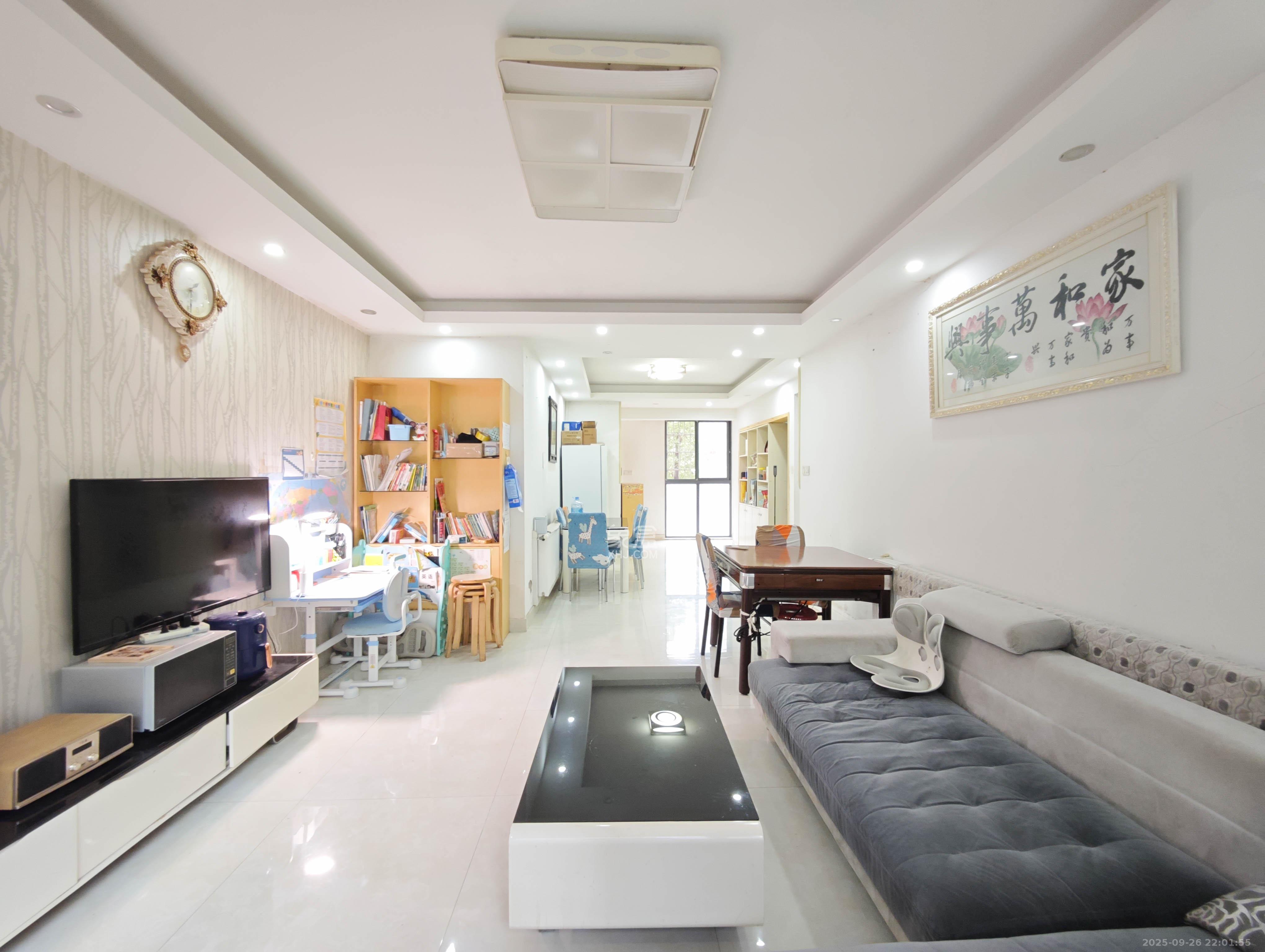 翡翠云天 3室2厅2卫 79.0万 翡翠云天 3室2厅2卫 79.0万客厅