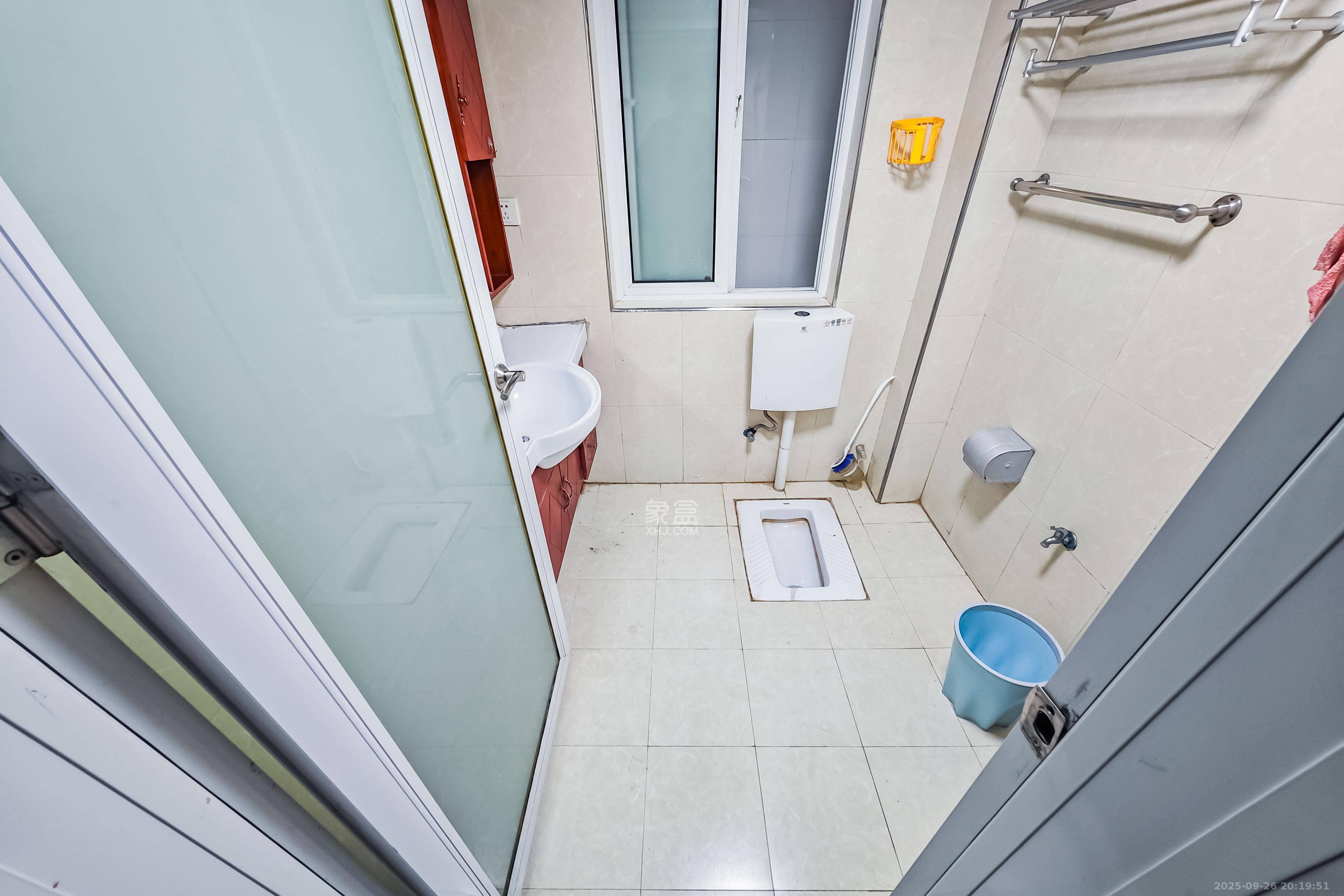 天凯东苑  2室1厅1卫    56.0万卫生间