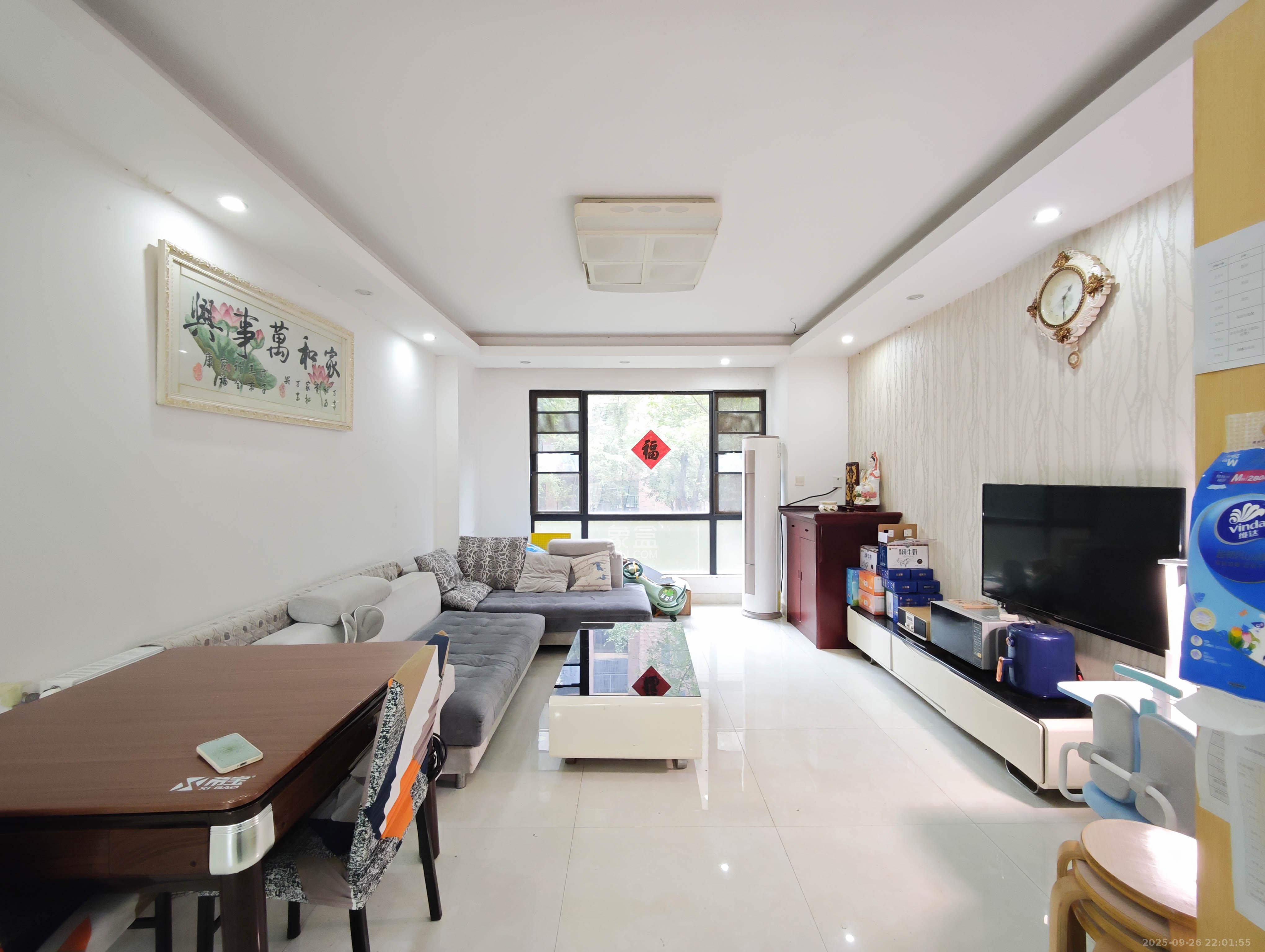 翡翠云天 3室2厅2卫 79.0万 翡翠云天 3室2厅2卫 79.0万客厅