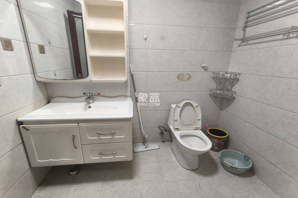 山水印象 3室2厅2卫 2300.0元/月 山水印象 3室2厅2卫 2300.0元/月室内图