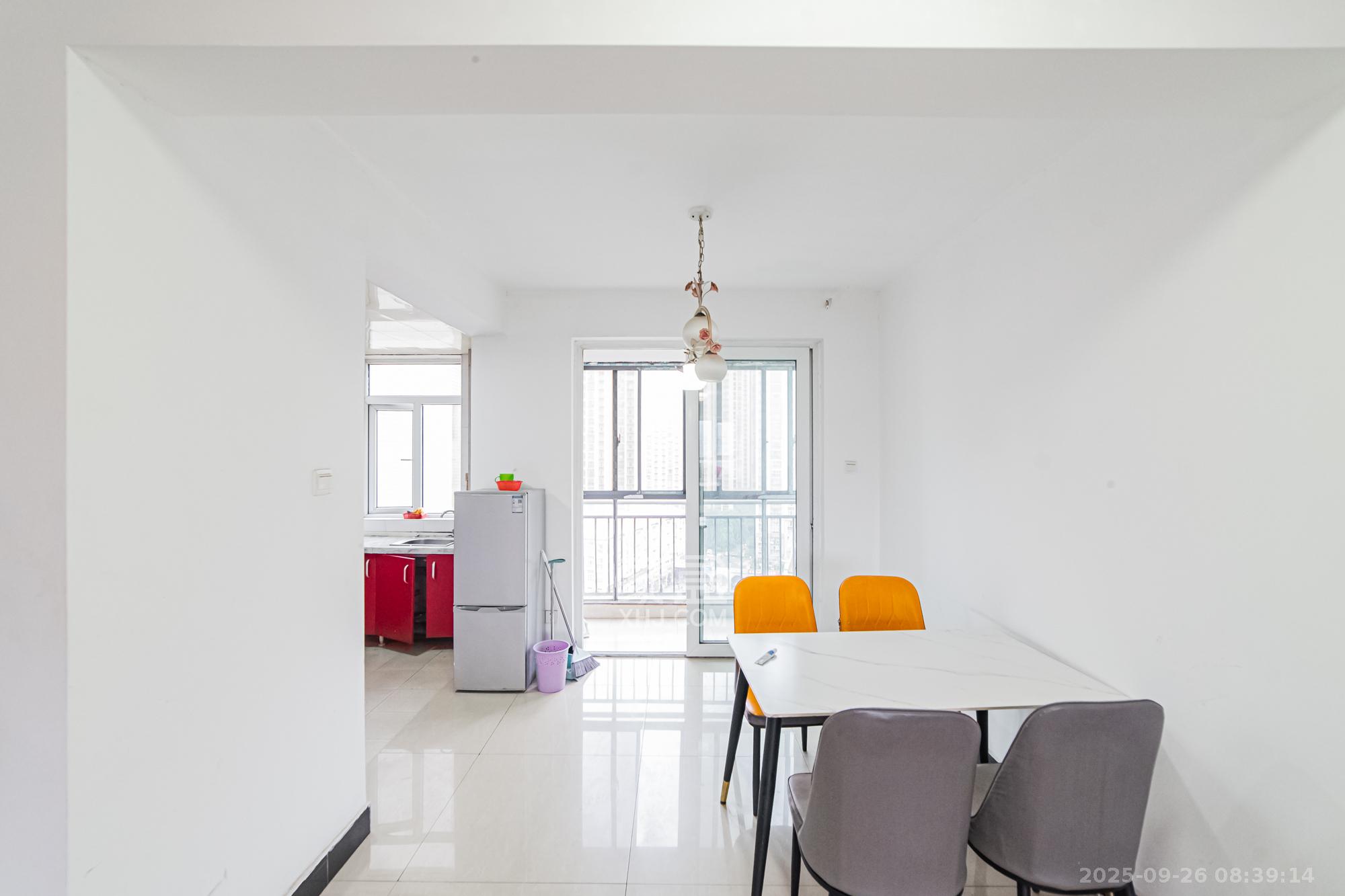 万国城(当代满庭春MOMA)一期 3室2厅2卫 92.0万 万国城(当代满庭春MOMA)一期 3室2厅2卫 92.0万客厅