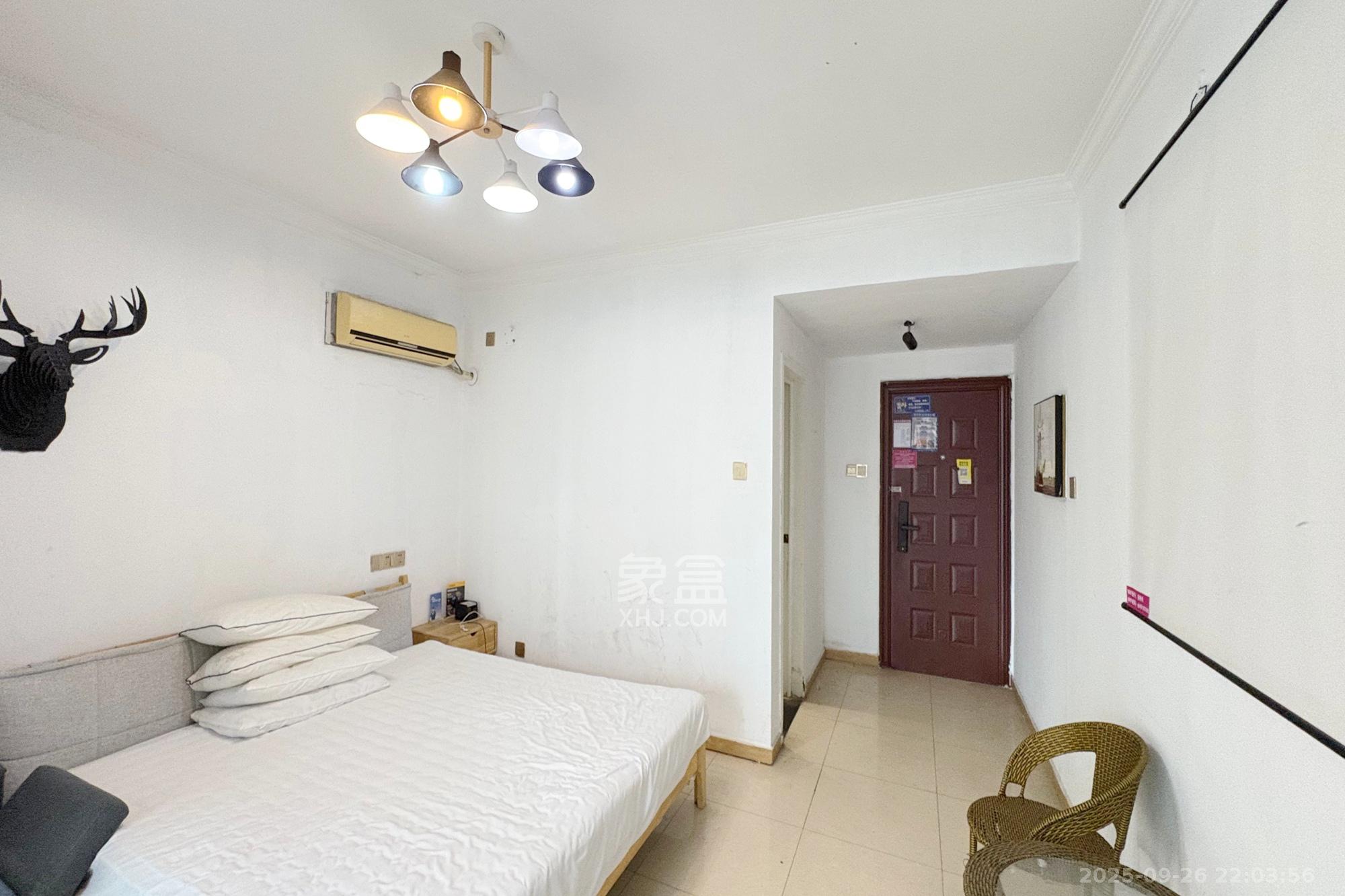 青和上座（上味舫大厦）  1室1厅1卫    32.0万客厅