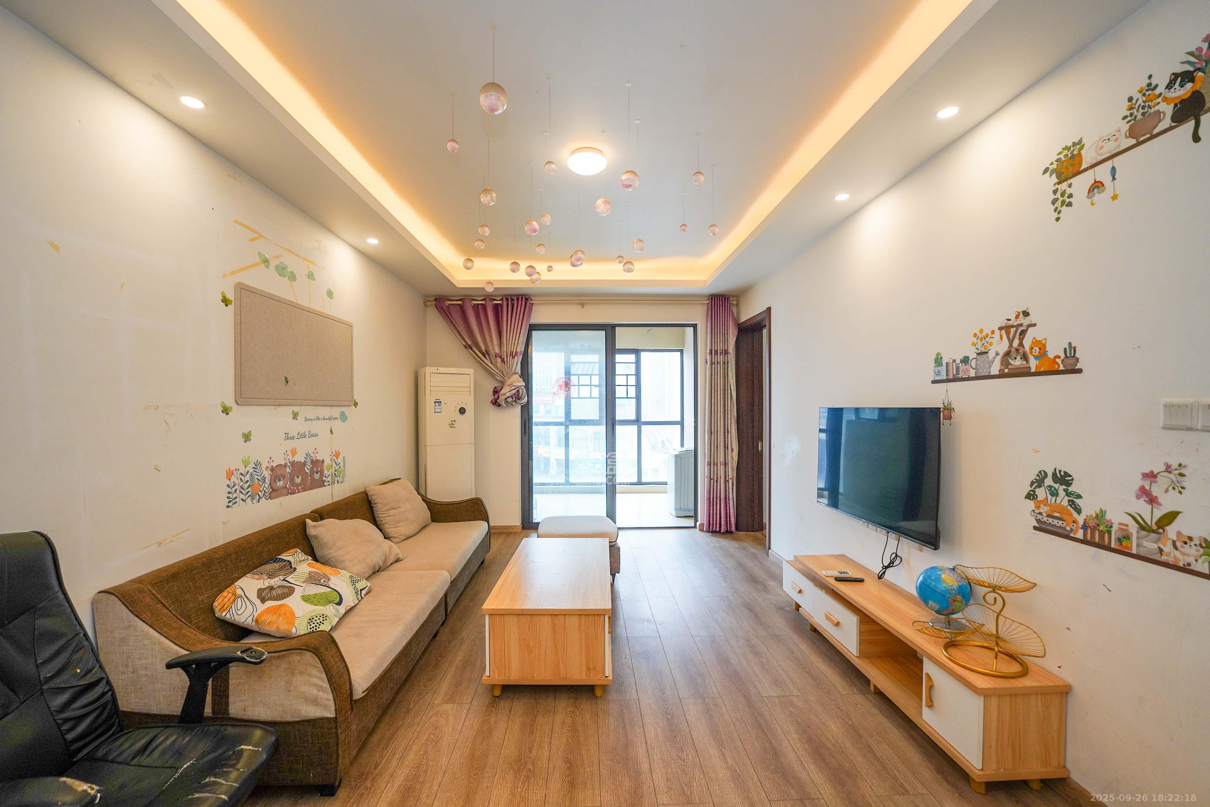 汇金城/嘉华城(二期、三期) 3室2厅2卫 110.0万 汇金城/嘉华城(二期、三期) 3室2厅2卫 110.0万客厅